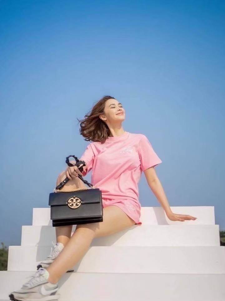 TORY BURCH MILLER SHOULDER BAG รุ่นยอดนิยม รุ่นหายาก รุ่นที่สาวๆตามหา ใบนี้เลย!! สวยหรู ผู้ดีทุกสี กระเป๋าสะพายไหล่ ดีไซน์อยู่ทรง คลาสสิคแฝงความหรูด้วยโลโก้สีทองอร่ามโดดเด่น