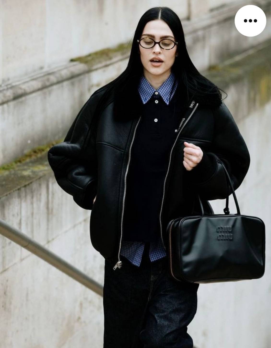 MIU MIU LEATHER BEAU BAG กระเป๋าถือรุ่นสุดจึ้ง ที่ไม่มีตอนนี้คือพลาด ดีไซน์เรียบแต่มากมีอยู่จริง สวยดูแพง หูจับในตัวง่ายและสะดวกพกพา เพียงแค่คล้องไหล่ ขนาดใหญ่จุของได้แบบสบายๆ