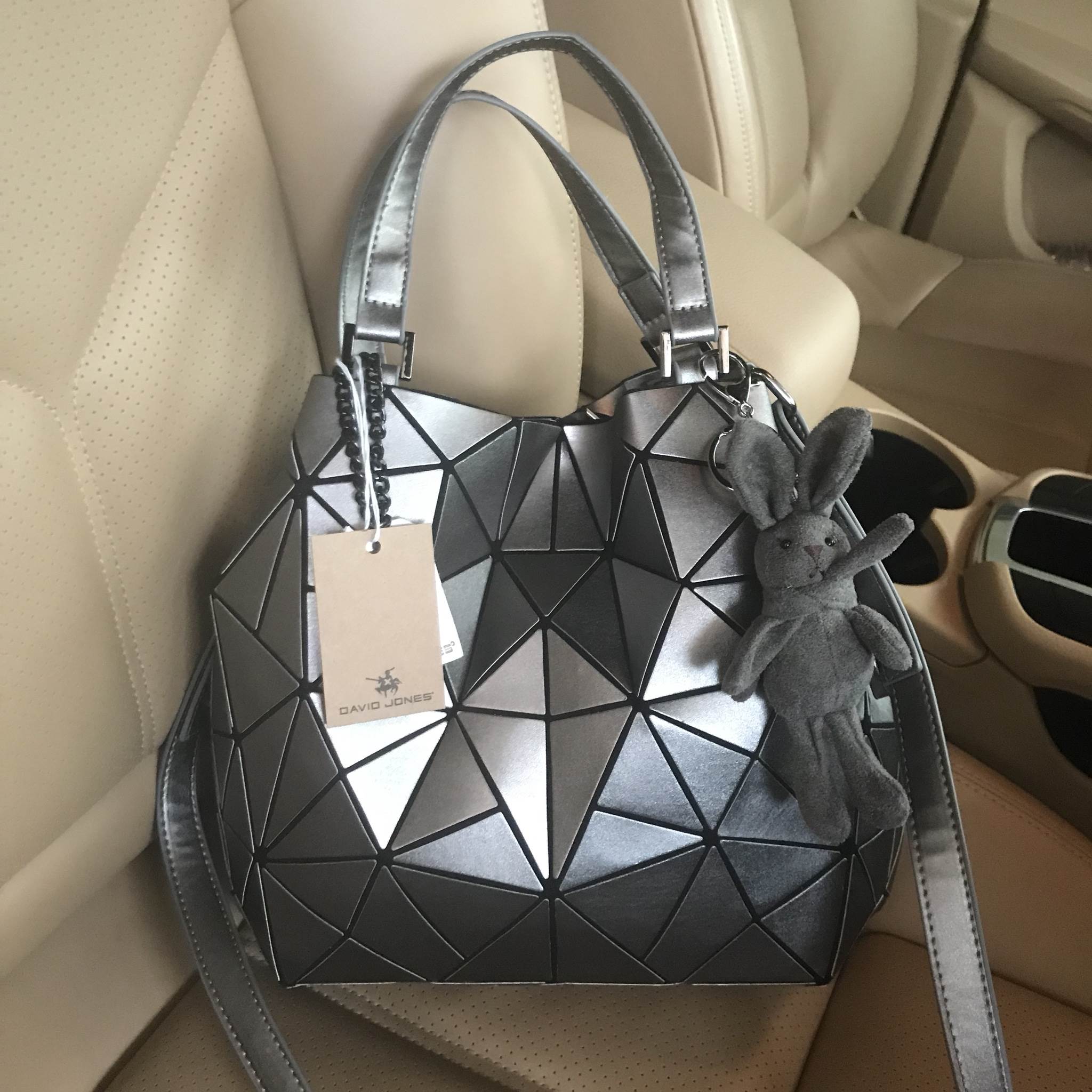 🎄New Collection 2 สีมาใหม่ รุ่นขายดีมาก !!! ลาย Limited edition หายาก 👍ปรับทรงได้ 2 แบบ น่ารักมาก มาพร้อมกระต่ายเข้า set เลิศคะ กระเป๋า จากแบรนด์ David Jones กระเป๋าสะพายข้างดีไซน์เกร๋มาก สีสวยหรูมาก ขนาดกะลังดีเลย น้ำหนังเบามากคะ ภายในมีช