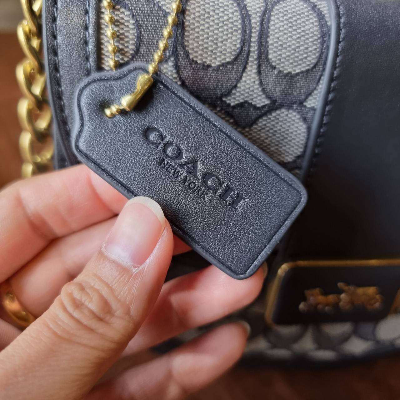 COACH ALIE SADDLE BAG IN SIGNATURE JACQUARD (C4694//C3464) New item!! กระเป๋าสะพายทรง saddle ดีไซน์วินเทจย้อนยุค แฝงความหรูในตัวด้วยอะไหล่สีทองเหลือง โดดเด่นไม่ซ้ำใครแน่นอน วัสดุผ้า jacquard สลับหนังแท้ ภายในเป็นช่องโล่ง มาพร้อมสายสะพายครอสบอดี้ ที่สามารถ