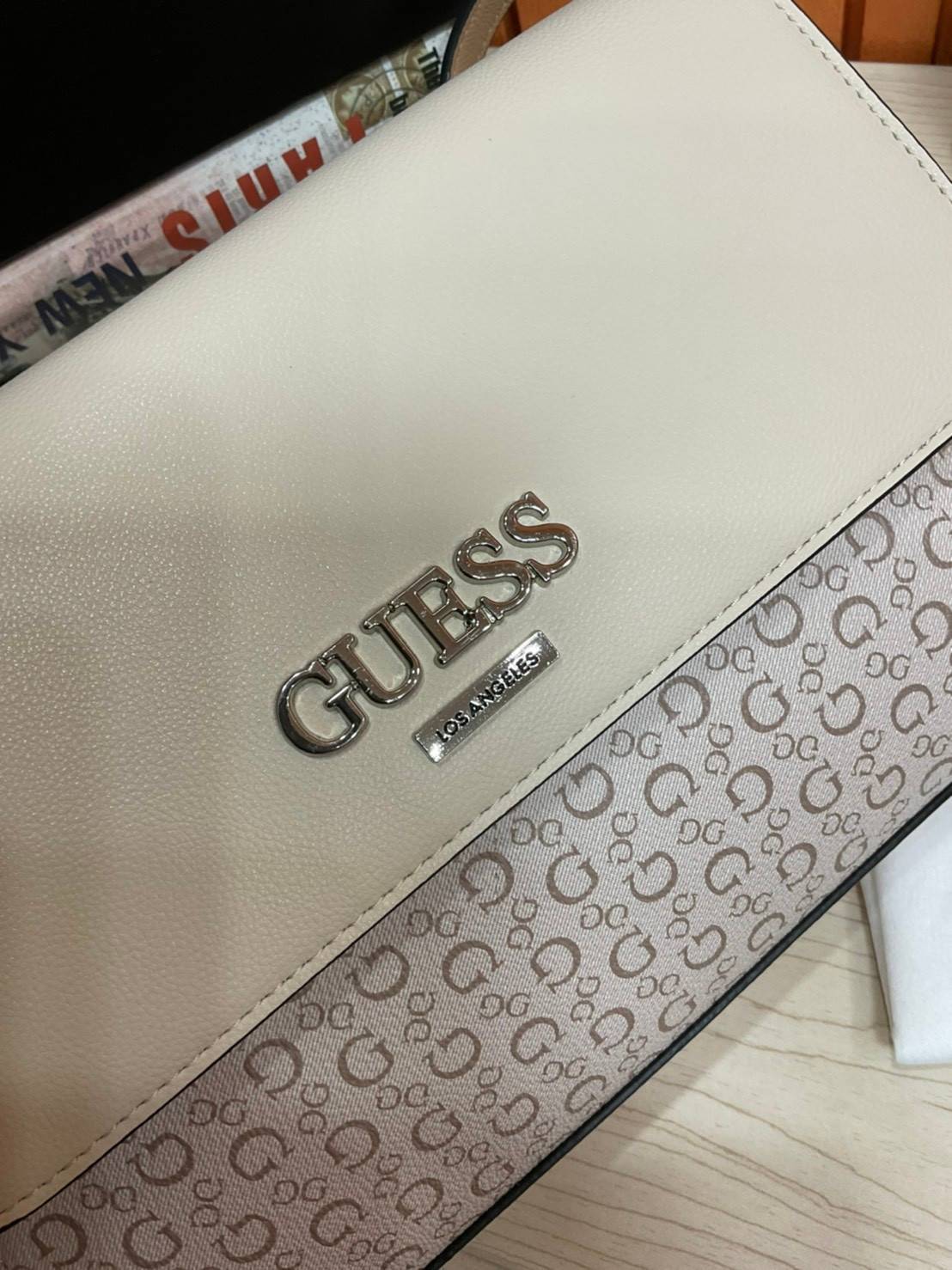 ของแท้ 💯% 】Guess Brit Crossbody Bag in Charcoal Signature Faux Leather and G Monogram Print with Black Leather Flap - Women's Sling Bag กระเป๋าสะพาย Crossbody ทรงเหลี่ยม รุ่นยอดนิยมอีกรุ่นหนึ่งของ Guess ตัวหนังคือดีงามทรงสวย หนังนิ่มน่าใช้มาก
