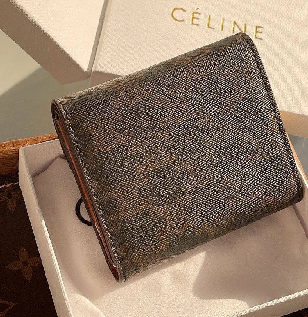 CELINE SHORT WALLET VIP GIFT WITH PURCHASE (GWP) พรีเมี่ยมกิ๊ฟ Limited จาก CELINE HAUTE PARFUME DUTYFREE COUNTER วัสดุ Triomphe Canvas หนังสวยอยู่ทรงปั้มโลโก้ด้านหน้าเปิดปิดฝาพับกระดุม ภายในมีช่องแบ่งหลายช่อง มีช่องใส่บัตรหลายช่อง ช่องใส่เหรียญ ช่องใส่ธนบ