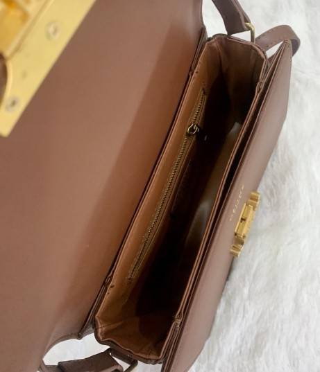 VIP 】CELINE Medium Triomphe Bag In Shiny Calfskin Medium Triomphe Bag In Shiny Calfskin GIFT WITH PURCHASE (GWP) พรีเมี่ยมกิ๊ฟ Limited Edition จาก CELINE PERFUME DUTY FREE COUNTER วัสดุหนังแท้ (Calfskin) ซับในเป็นหนังแกะ (Lambskin) รูปทรงสี่เหลี่ยมผืนผ้า 