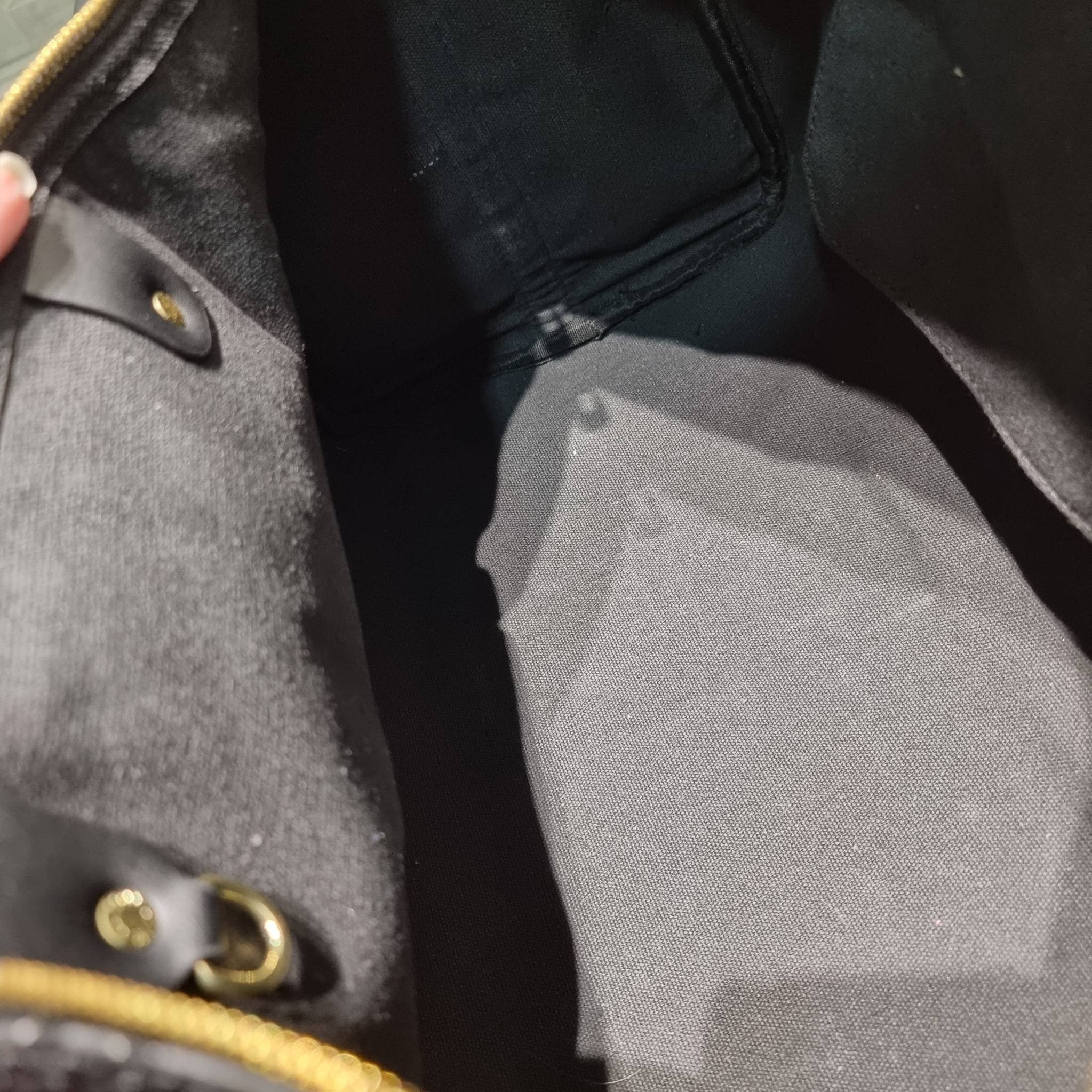 LV KEEPALL BANDOULIERE MONOGRAM LEATHER กระเป๋าเดินทางสุดคลาสสิค ทึ่ใครๆก็เฝ้ารอ ไอเท็มที่จะทำให้การเดินทางไม่ธรรมดาอีกต่อไป ด้วยดีเทลความเป็นเอกลักษณ์ เรียบแต่หรู วัสดุหนังวัวสัมผัสดี ปั๊มลวดลายโมโนแกรมรอบใบ เปิด-ปิดด้วยซิปแน่นหนา มีกุญแจล็อคได้ มีสายสะพ