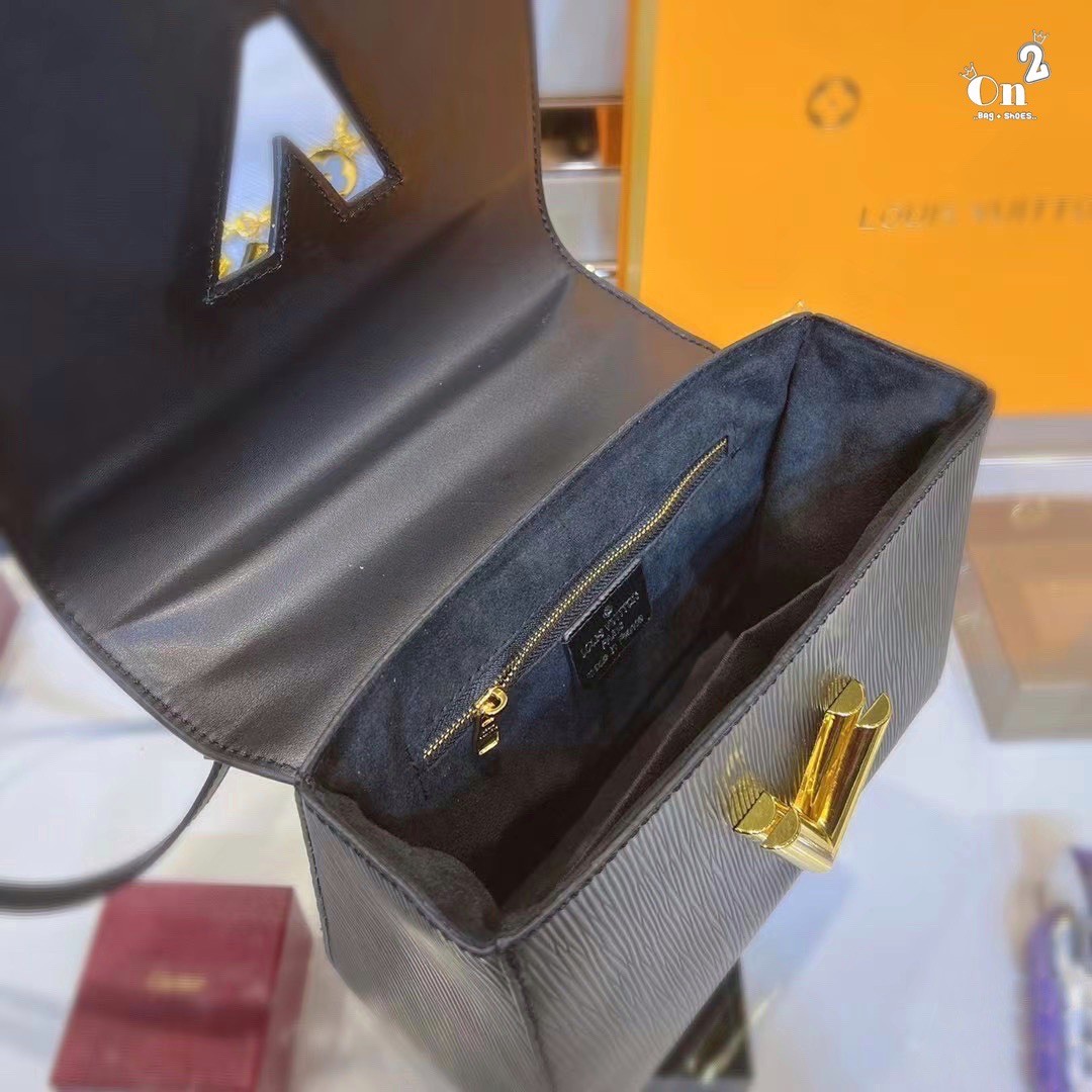 LOUIS VUITTON Twist MM Epi Leather Handbags / LV Twist MM หนัง Epi ลายเกรน ตัวล็อก LV Twist สีทองไอคอนิกช่วยเติมเต็มความสมบูรณ์แบบให้กับกระเป๋าได้อย่างลงตัว เหมาะสำหรับการใช้งานเป็น everyday bag หรือถือออกงานก็สวยเลยค่ะ