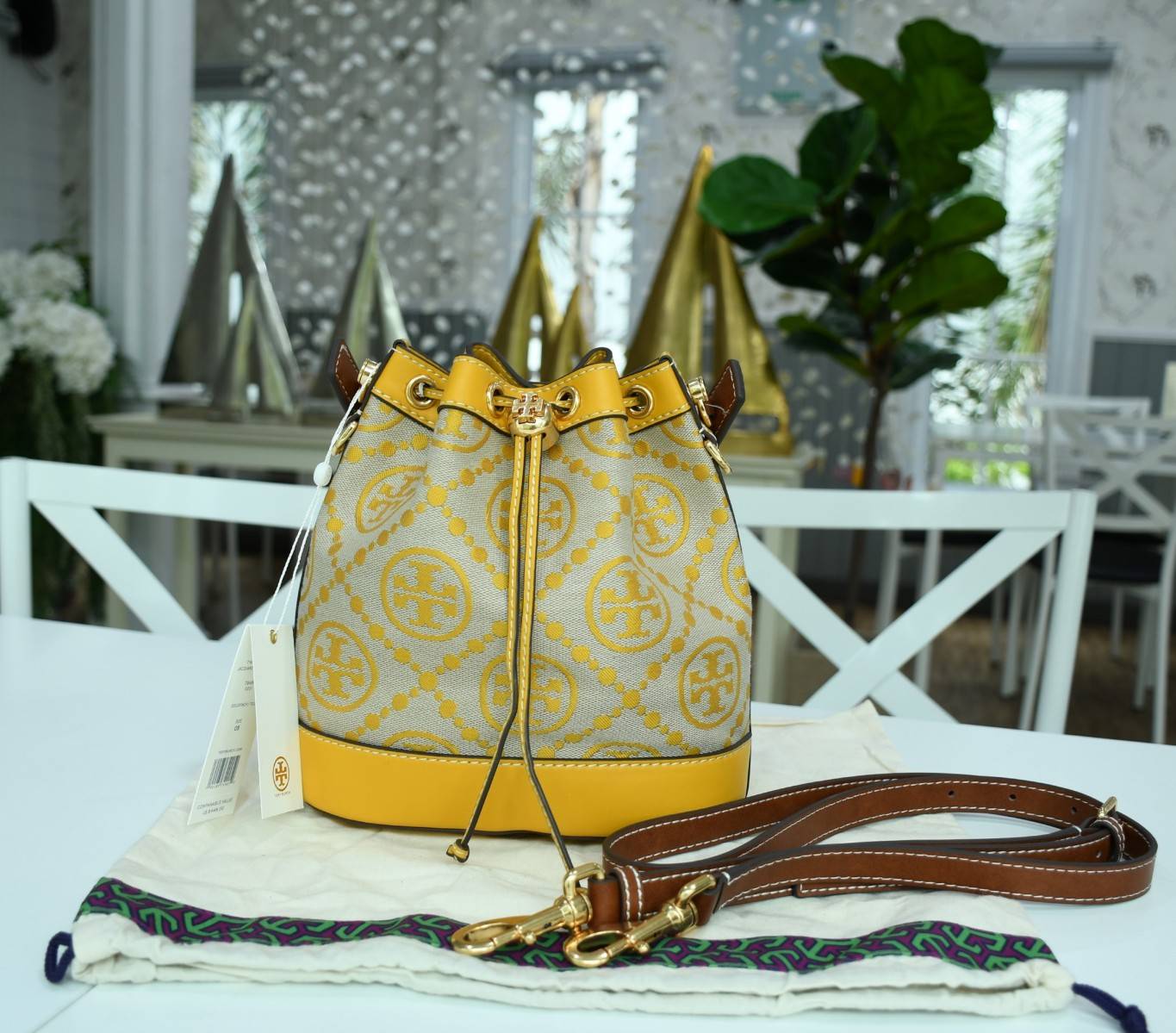 ของแท้ 💯% TORY BURCH Monogram Jacquard Bucket Bag กระเป๋าถือหรือสะพายไหล่ วัสดุผ้า Canvas โลโก้ Jacquard ทรงถัง ตั้งอยู่ทรง กระเป๋าปักลายแบรนด์ สวยหรู สายยาว Crossbody ได้ เปิด-ปิด โดยเชือกรูด เปิด-ปิดพร้อมสลับที่ประดับโลโก้ สวยหรู คุณนาย สุดๆ ไปเ