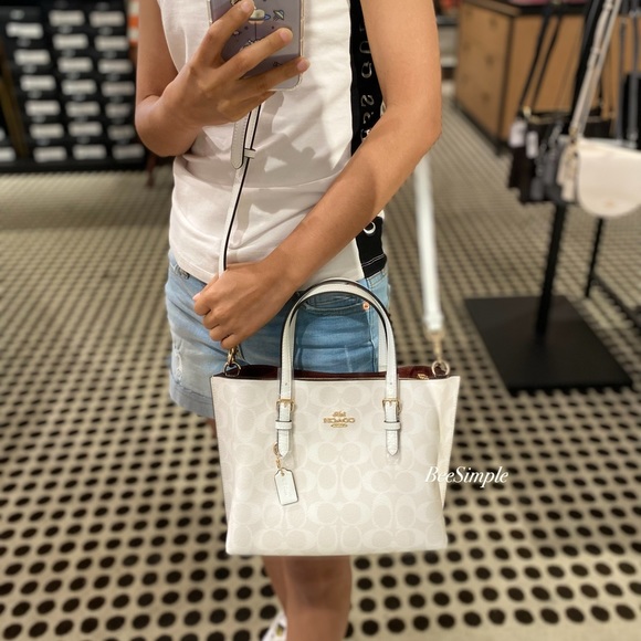 COACH MOLLIE TOTE IN SIGNATURE CANVAS ((1665)) พร้อมส่งอีกครั้ง ห้ามพลาดค่า! กระเป๋าหิ้ว//คล้องไหล่ ใบใหญ่ ทรงTote หนังแท้นิ่มอย่างดีค่ะ ภายในแบ่ง2ช่องใหญ่ สามารถใส่ A4ได้เลย ช่องกว้างมากๆ มีช่องกระเป๋าซิปกลางให้ใส่ของอีกช่องนะคะ