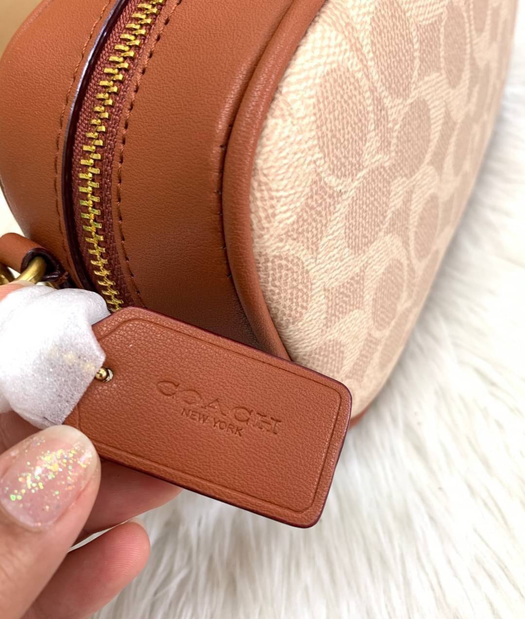 COACH Coated Canvas Signature Camera Bag 16 | Tan Rust (1025) เคลียร์สต๊อคมีไม่มากนะคะ! พร้อมส่งค่ะ! กระเป๋าทรงกล่อง pvc หนังนิ่มค่ะ เปิดปิดกระเป๋าแบบซิป ภายในสามารถใส่มือถือได้ทุกรุ่น;กระเป๋าเงินใบกลางได้;ของอื่นๆได้จุค่ะ;มีช่องซิปและช่องเล็กให้ใส่ของจุก