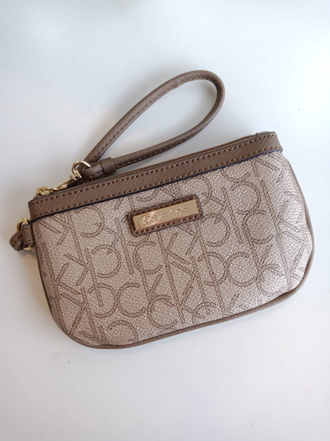 New must have item! กระเป๋าคล้องมือ ทรงน่ารัก จากแบรนด์ calvin klein มีมาให้ช้อปคะ หนัง pvc ทั้งใบอย่างดี มีสายคล้องมือเก๋ ด้านหน้าตกแต่งด้วยโลหะปั้มแบรนด์ เปิดปิดด้วยซิป ด้านในบุด้วยผ้าปั้มแบรนด์ มีช่องใส่บัตรแยก จะใส่ธนบัตรหรือบัตร ก็พกติดตัวในวันสบายๆ