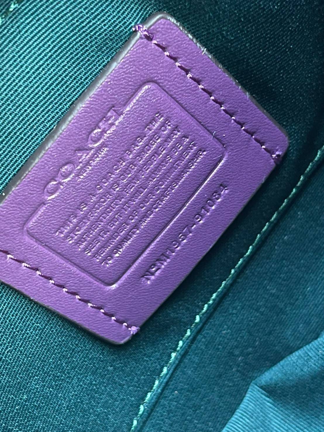 COACH JADE SADDLE BAG 91084 จุดเด่นคือ การออกแบบให้กระเป๋าเป็นรูปทรงที่โค้งมนตามสไตล์โฮโบ (Hobo Style) ผสมผสานกับความสวยงามของโลโก้ด้านหน้าอันเป็นเอกลักษณ์ สายสะพายข้างที่สามารถปรับระดับได้ สวยสะดุดตา ดูแลง่าย นอกจากนี้ คุณยังสามารถนำไป Mix & Match กับการ