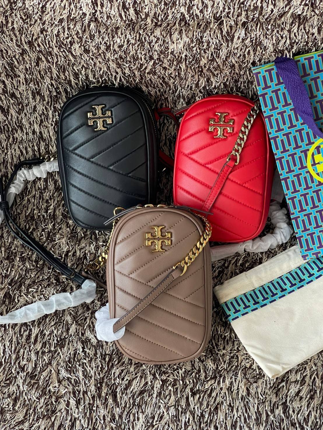 Tory burch kira chevron n/s crossbody bag กระเป๋าสำหรับใส่มือถือหรือของจุกจิกต่างๆ ได้กลายมาเป็นแฟชั่นสุดร้อนแรงแห่งปี คอลเลคชั่นนี้ออกมาเพื่อเอาใจสาวๆโดยเฉพาะ สีสันสุภาพเพื่อให้แมทช์กับสีสันของเสื้อผ้า ได้ง่าย ภายในยังสามารถแบ่งสันปันส่วนไว้สำหรับใส่บัตร