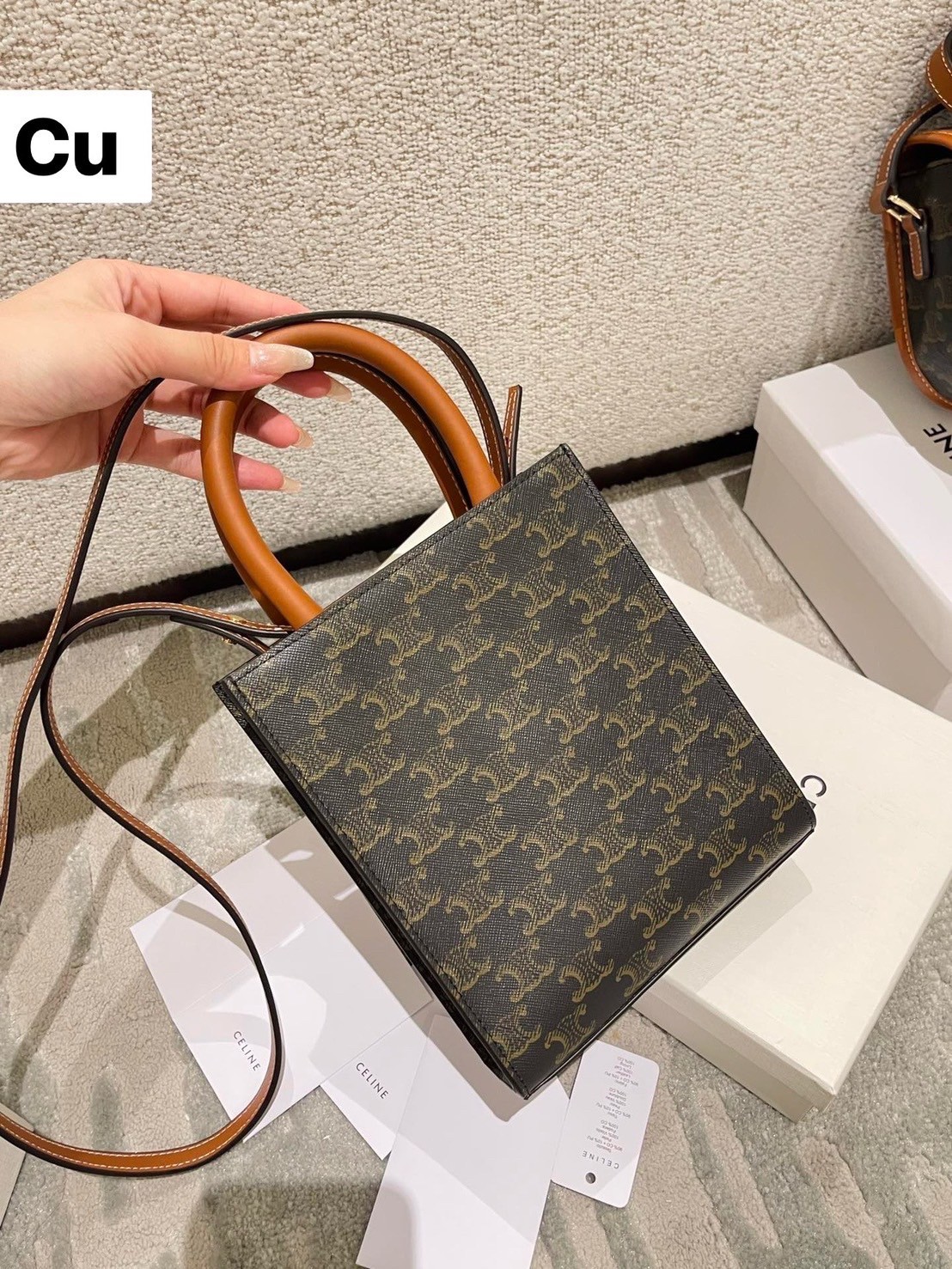 CELINE Vertical Cabas bag in Triomphe canvas ใหม่พร้อมเสิร์ฟ กับกระเป๋าสะพายทรงโท้ท ไซส์มินิ ขนาดกำลังสวยพอดี สะดวกพกพา โดดเด่นด้วยโลโก้เพิ่มดีเทลความแพงไปอีก