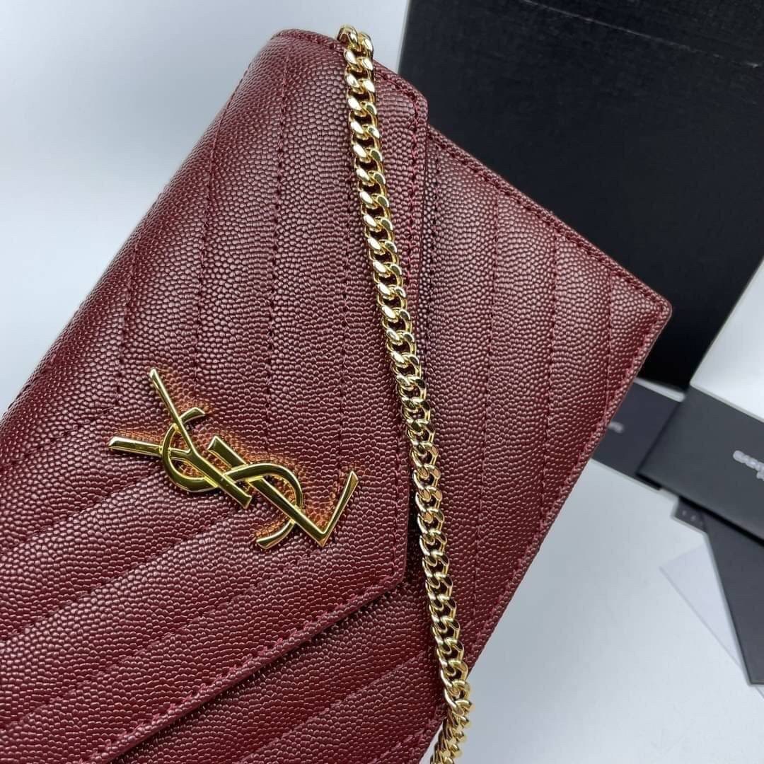 หนังแท้ YSL Yves Saint Laurent Envelope WOC 7.5” รุ่นฮอตปรอทแตก ทรงฐานตั้งได้ เป็นการดีไซน์กึ่งกระเป๋าสตางค์ ที่มาพร้อมสายสะพายยาว (เป็นสายโซ่ที่ต่อกับหนัง) สายถอดได้ (ปรับระดับไม่ได้) ถือเป็นคลัชก็สวยมากเลยค่ะ เป็นอีกหนึ่งรุ่นที่ให้ความรู้สึกเรียบแต่โก้ห