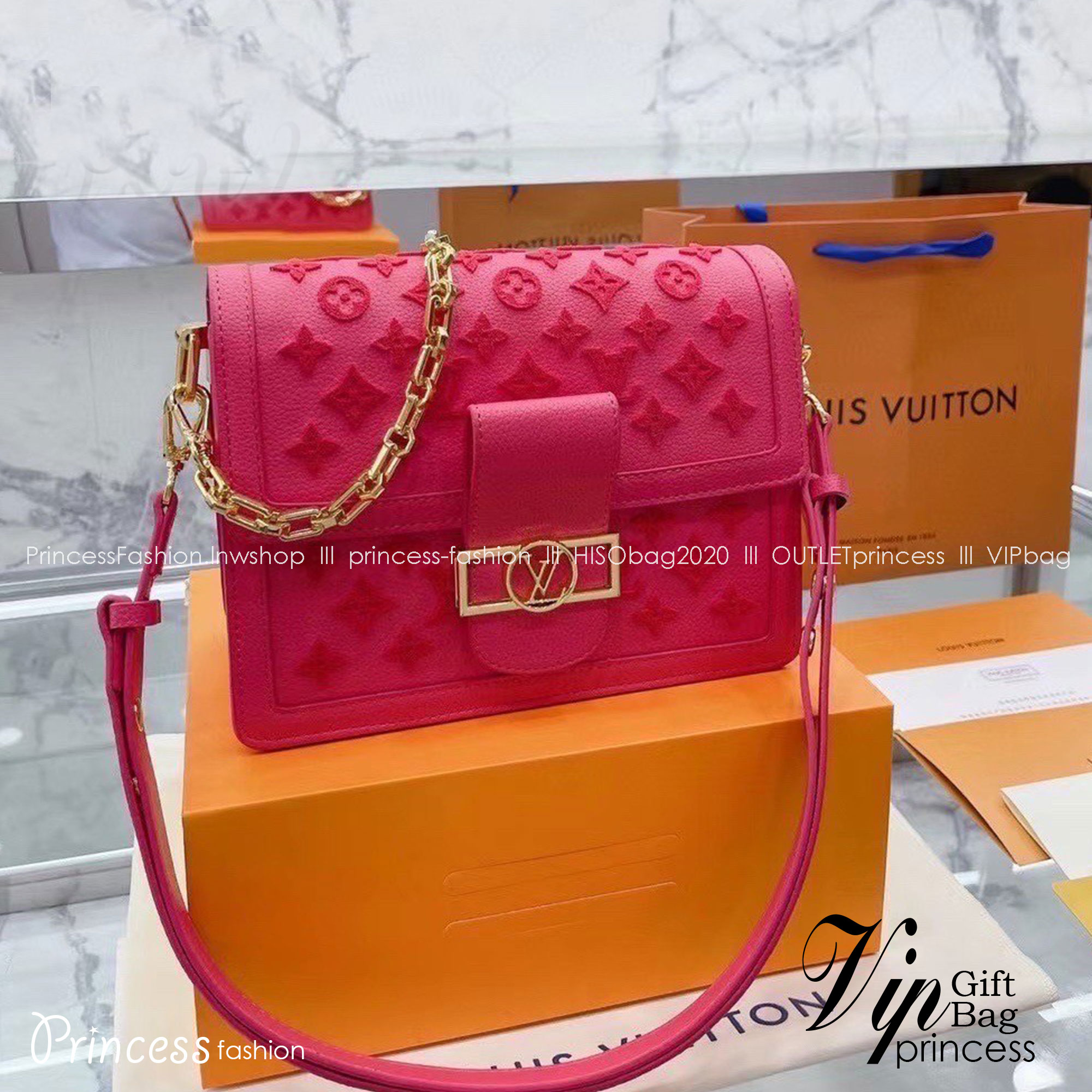 LV Dauphine Rose Fluo ไม่มองไม่เหลียวไม่ได้แล้ว!! ความหรูที่โดดเด่นโลโก้ปั้มนูนจากผ้ากำมะหยี่ สร้างดีเทลผู้ดี ลูกคุณมากๆ กระเป๋าสะพาย ดีไซน์เลิศ สวยปังในราคาโดนใจ แบบนี้ใครไหวไปก่อน ไม่ไหวก็ต้องสั่งได้เลยจ้า!!