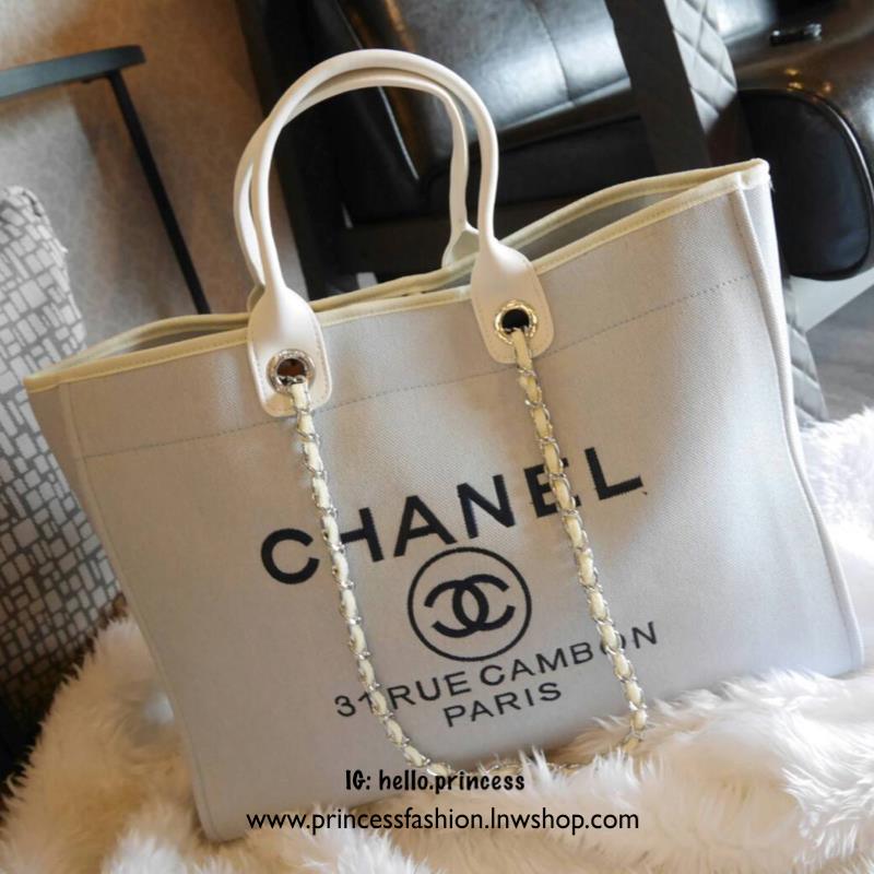 รุ่นใหม่ล่าสุด!! ที่สาวๆรอคอย Chanel tote canvas bag จากงานพรีเมี่ยม VIP GIFT รุ่นดังเลยค้า Size ใหญ่อลัง บอกเลยว่า งานดีที่สุด ตัวกระเป๋า กระเป๋าผ้าเป็นผ้า canvas เนื้อดีสมราคา สัมผัส นุ่มลื่นมือมากกกก อะไหล่เงินปั้มแบรนด์แท้ทั้งใบ ด้านหน้าปัก logo แบรนด