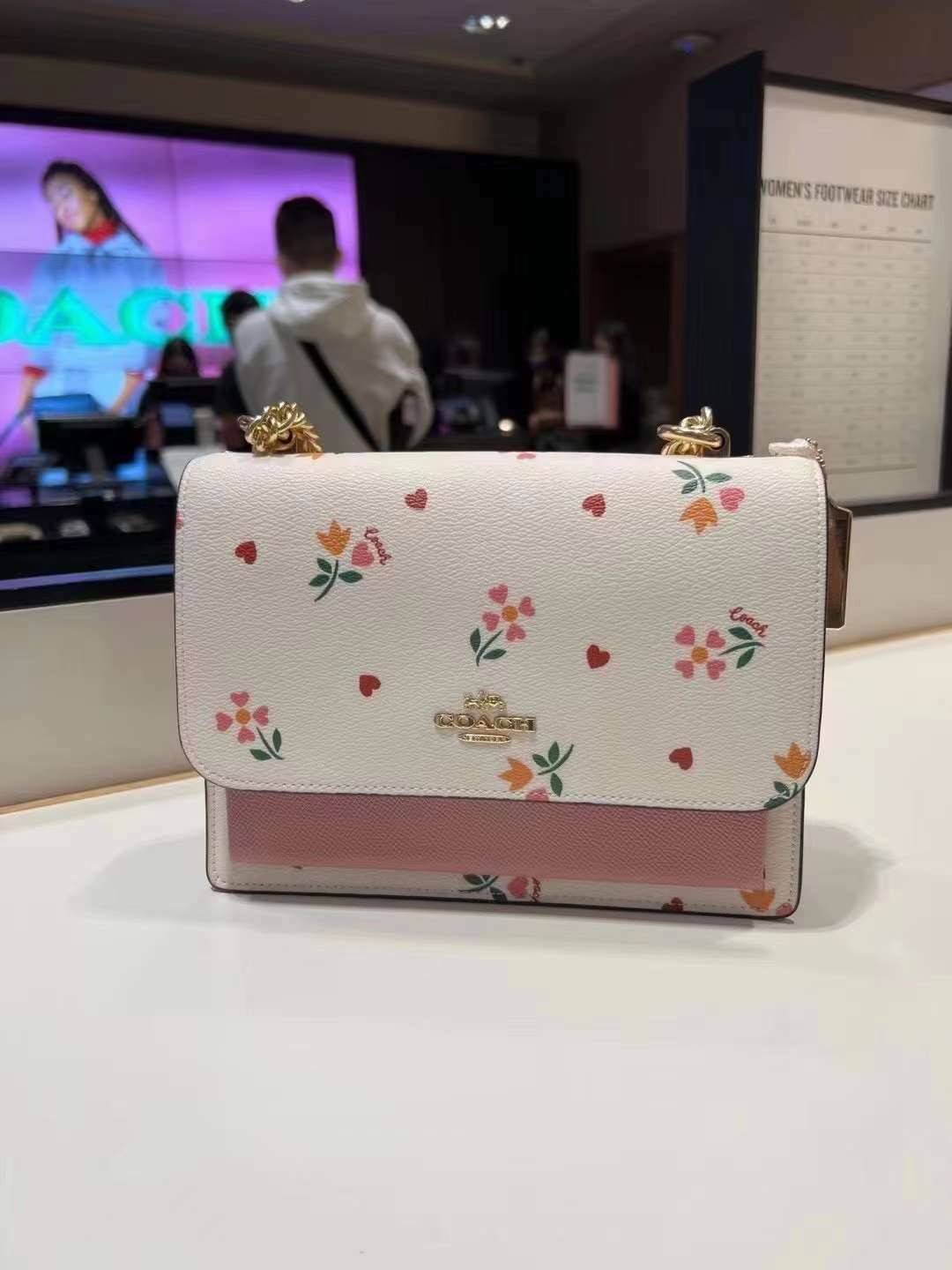 COACH C7596 KLARE CROSSBODY WITH HEART PETAL PRINT หนึ่งคอลเลคชั่นที่ฮิตไม่หยุดยั้ง!! ขายดิบขายดีทุกดีไซน์ รอบนี้มาตอบโจทย์สายหวาน ใหม่ล่าสุด น้องน่ารักม้ากกกก!! กับกระเป๋าสะพายข้าง โทนสีละมุนลูกคุณ!! คือดี!! เพิ่มลูกเล่นช่อดอกไม้หัวใจ ให้มีสีสัน สายสะพาย