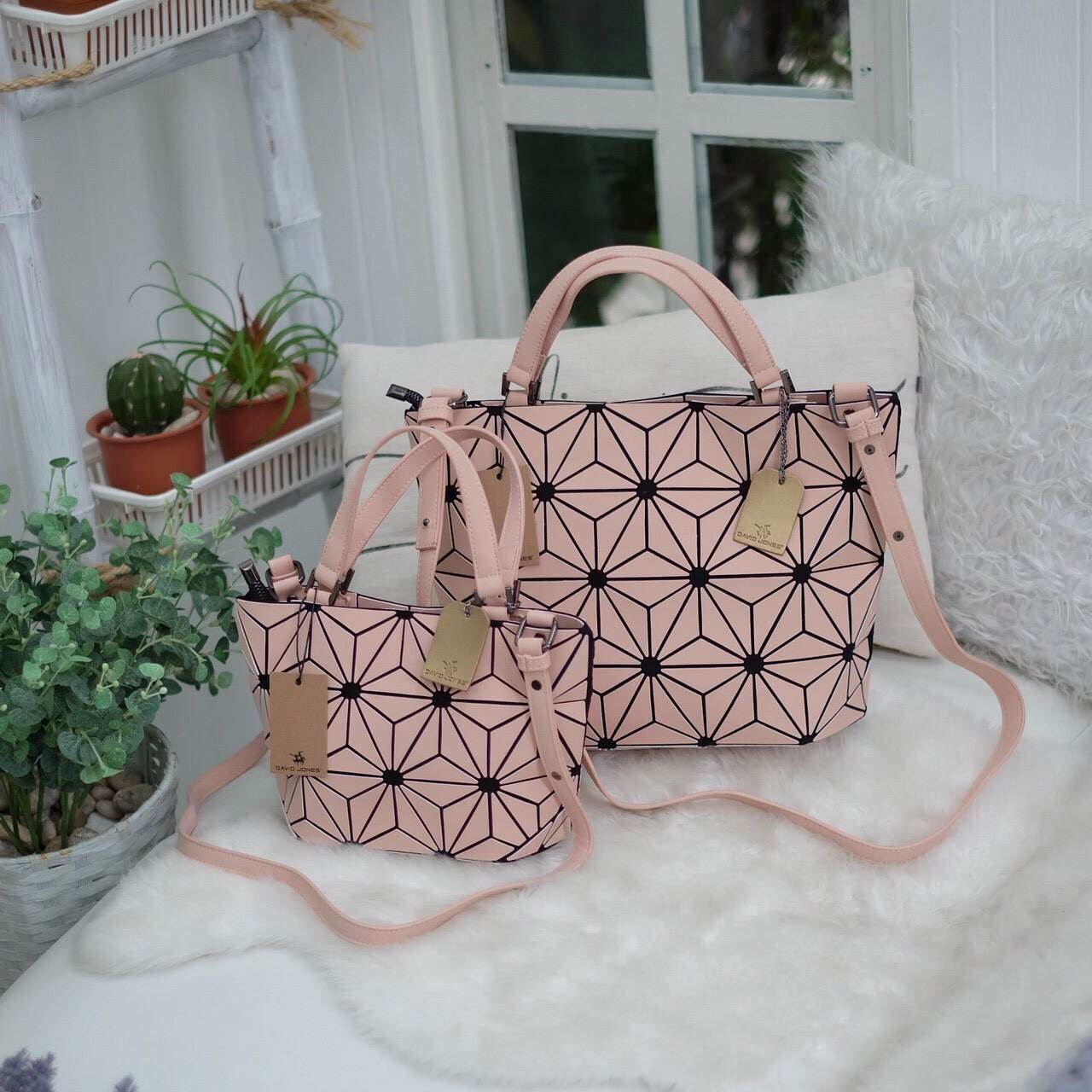 New Collection ka ' Matte Color ' ✨✨ สีด้าน มีให้เลือกถึง 4 สี 🍭🍭แถมยังลาย Limited edition หายาก 👍ปรับทรงได้ 2 แบบ น่ารักมาก จากแบรนด์ David Jones กระเป๋าสะพายข้างดีไซน์เกร๋มาก สีสวยหรูมาก ขนาดกะลังดีเลย น้ำ