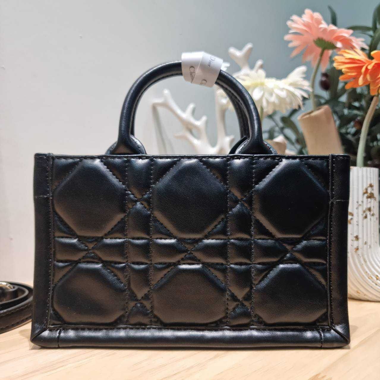 Dior mini book tote macro cannage bag กระเป๋าทรงโท้ทสุดฮิต ไซส์มินิ ดีไซน์ใหม่ หนังสวย พกพาไปไหนก็ได้ คล่องตัวและแมตช์ง่ายสุดๆ