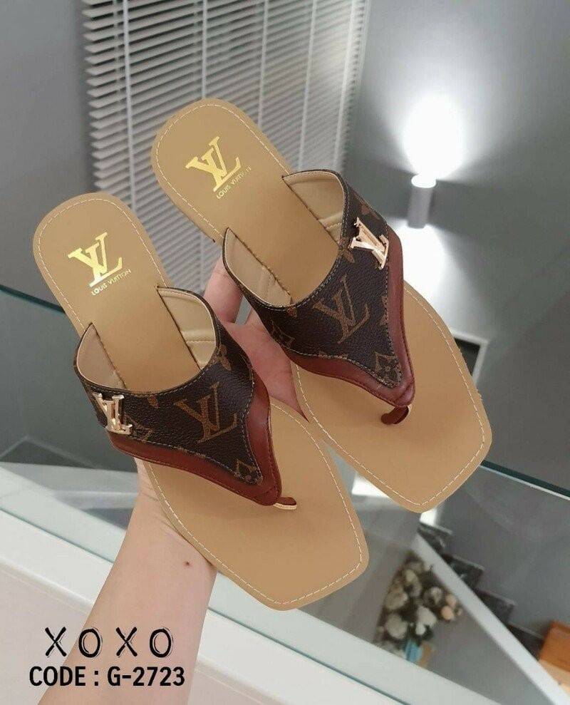 Louis Vuitton Sandals แตะหนีบ พื้นยางไม้ก๊อกอย่างดี หนังลาย LV สวยหรู ติดอะไหล่โลโก้สีทอง สวย เด่น น้ำหนักเบา แมทส์ชุดง่าย