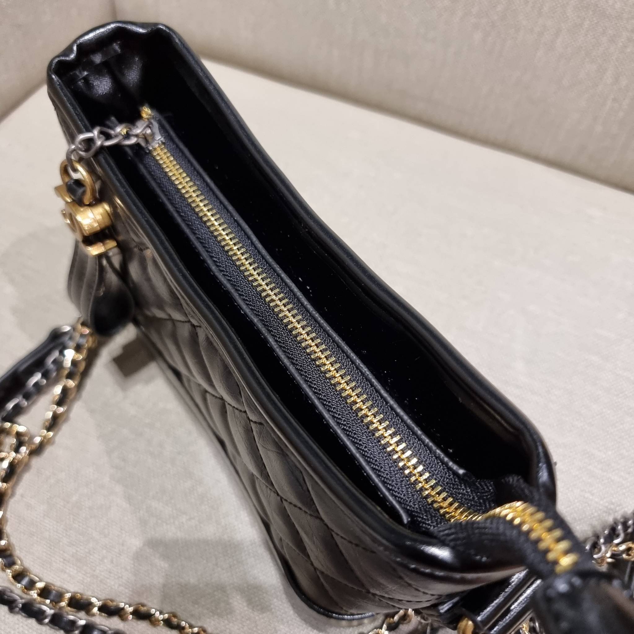 9" CHANEL SHOULDER BAG / CHANEL GABRIELLE HOBO BAG ไซส์คลาสสิค กระเป๋าสะพายข้าง/ไหล่ หนังแท้ นิ่ม หรู มาพร้อมพวงกุญแจสัญลักษณ์แบรนด์ อะไหล่พร้อมโซ่สะพายสีทองสลับสีเงินรมดำ สามารถสะพาย crossbody หรือสะพายไหล่ได้หมด สะพายแล้วขับผิวมากๆ เปิด-ปิดกระเป๋าด