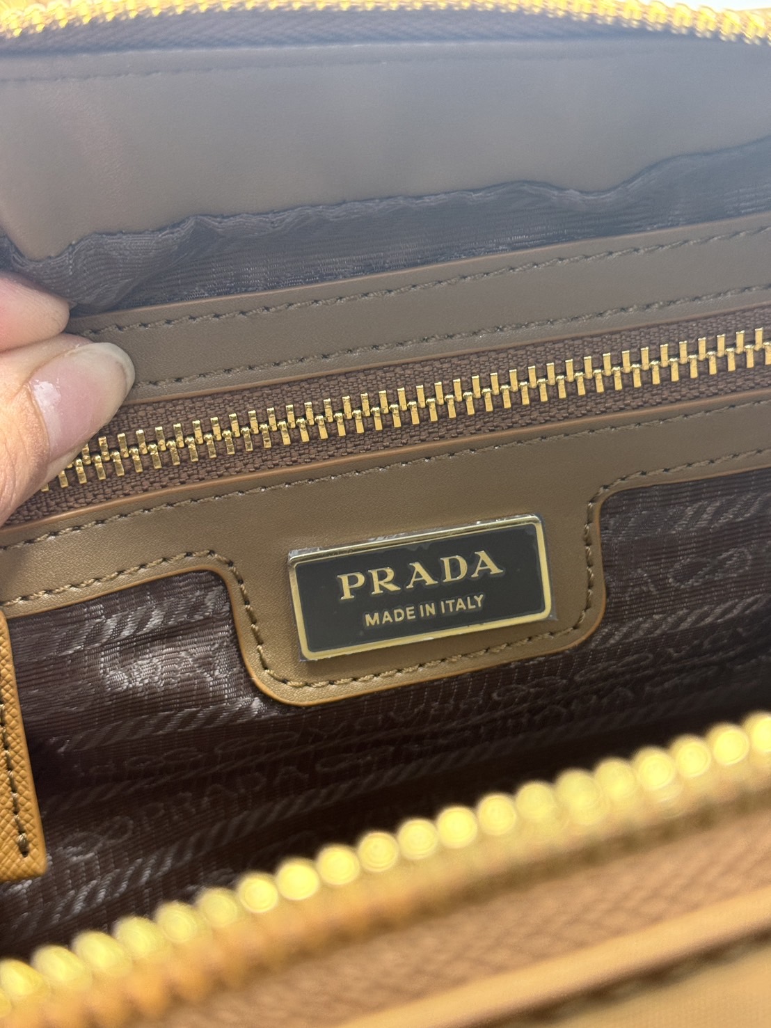 ORI หนังแท้ | Prada Medium Re-Edition 1978 Tote Bag กระเป๋าสะพายใบใหญ่เรียบหรู งานผ้าไนลอนฐานหนัง พร้อมหูจับใช้งานง่าย
