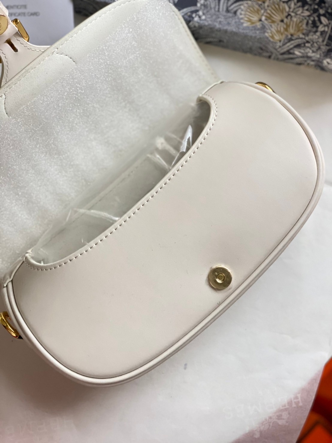 หนังแท้ DIOR BOBBY EAST-WEST BAG พร้อมส่งที่ไทย งานหนังแท้ทั้งใบเกรดออริจินอล ภาพสินค้าถ่ายจากงานขายจริง ใช้งานต่างประเทศได้ รุ่นใหม่ในฤดูกาลนี้ เพิ่มความทันสมัยให้กับซิลลูเอทของ Hobo ผ่านเส้นสายที่สง่างามและสัดส่วนที่กลมกลืนกัน สไตล์หนังลูกวัว โดดเด่นด้ว