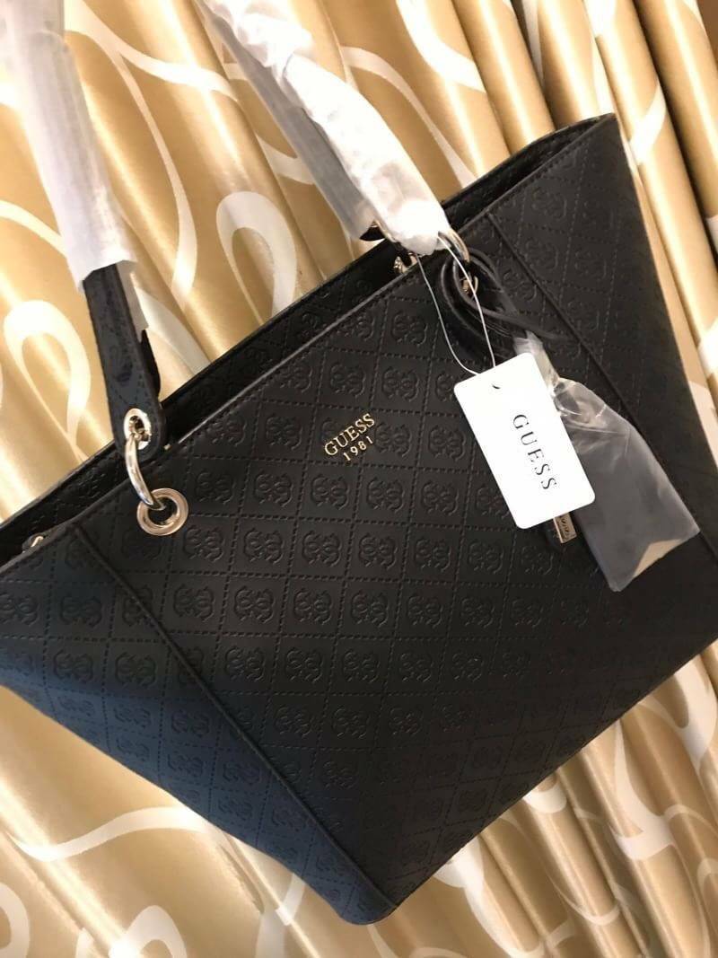 GUESS Kamryn Q Logo Tote สไตล์คลาสสิค ฐานกว้างตั้งอยู่ทรง วัสดุหนังpuลายsignature แบรนด์รอบใบ เปิดปิดด้วยซิปเดียวด้านบน ใช้งานง่าย บุด้วยผ้าสกรียโลโก้ มีช่องเล็กและช่องซิปแยกใช้งานเป็นสัดส่วน ประดับtagโลหะหุ้มหนังเป็นดีเทล ใบใหญ่ใส่นิตยสาร และของใช้ประจำว