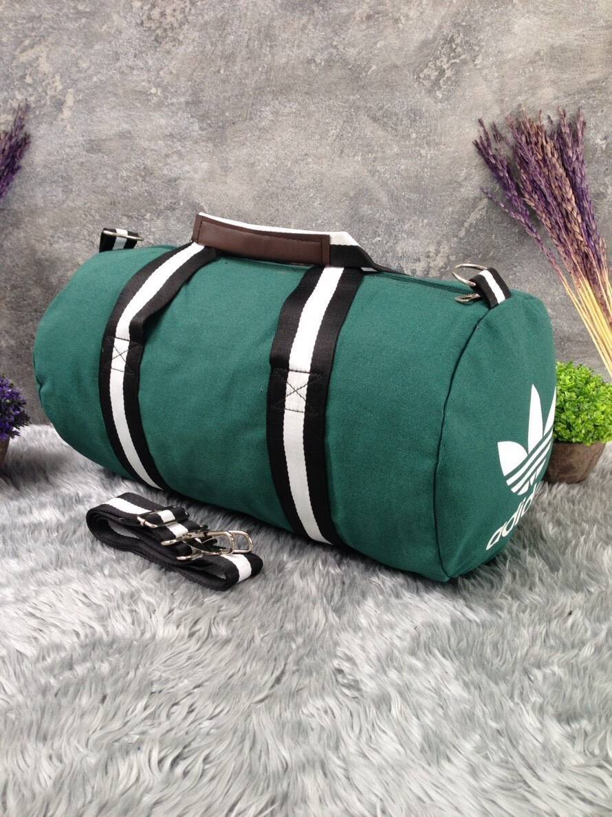 Adidas Travel Canvas Bag กระเป๋าเดินทางทรงหมอน ดีไซน์ sport วัสดุ canvas ด้านหน้าสกรีนแบรนด์ น้ำหนักเบา หูหิ้วมีหนังจับถนัดมือ ซิปแบรนด์ ช่องหลักเปิดปิดด้วยซิป ภายในกว้างใส่เสื้อผ้าได้ มีช่องเล็ก มาพร้อมสายยาว ถอด ปรับได้ค่ะ