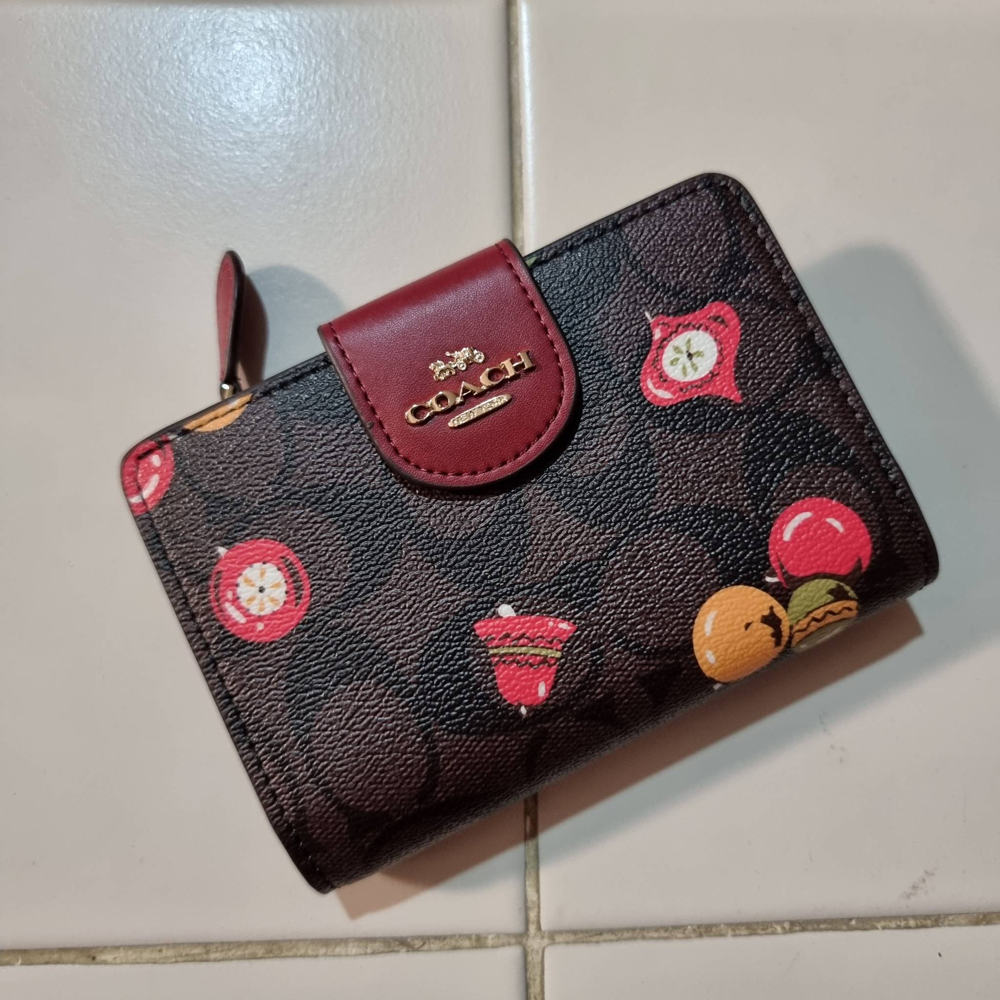 COACH C7414 MEDIUM CORNER ZIP WALLET WITH ORNAMENT PRINT คอลเลคชั่นใหม่ กระเป๋าสตางค์ใบกลาง ดีไซน์ใหม่ สุดหรู คละลายพริ้นท์เต็มใบ น่าใช้ไปอีก วัสดุหนังแคนวาสเคลือบลาย ภายในมีช่องใส่บัตร ใส่ธนบัตรได้ครบ และมีช่องซิปแยก ใบจริงสวยมากๆ แนะนำจ้า ราคาสุดคุ้มครบ
