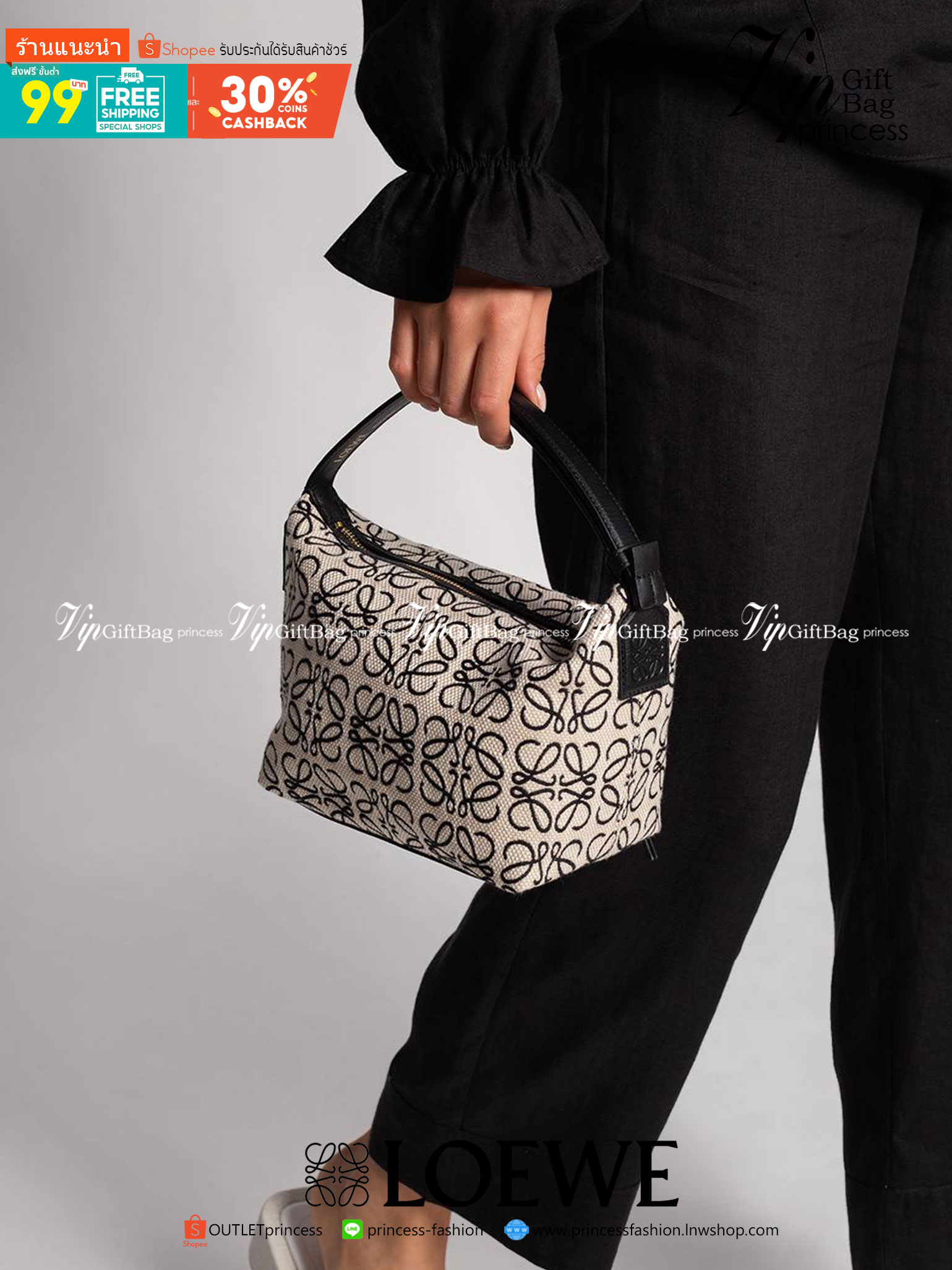 LOEWE SMALL CUBI BAG คอลเลคชั่นยอดฮิต กับสีใหม่ล่าสุด กระเป๋าทรงพอช ใบกำลังสวย ดีไซน์ดีเทลน่ารัก ด้วยลวดลายปักบนผืนผ้าคอตตอน มาพร้อมสายสะพายในตัว ที่ปรับความยาวได้อีกเล็กน้อย คล้องไหล่ คล้องแขนได้แบบสบายๆ เปิด-ปิดด้วยซิป ภายในเป็นช่องโล่ง มีช่องแบ่งอีกช่อ