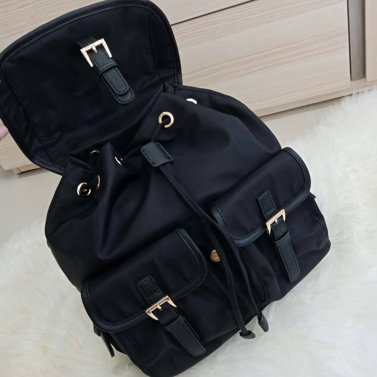 Prada nylon backpack with pocket กระเป๋าเป้ทรง signature จาก วัสดุ nylon เนื้อหนา ด้านหน้าประดับ logo brand, มีช่องใส่ของ 2 ช่อง กระเป๋าเปิดปิดด้วยกระดุมแม่เหล็ก และ drawstring ด้านในมีป้ายหนัง logo brand บุผ้าลายแบรนดอย่างดี สายสะพายปรับได้ freesize สายก