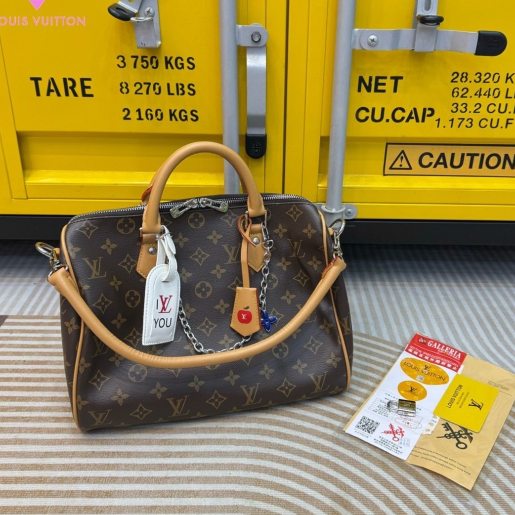 LV Speedy Soft 30 Crafty Bag กระเป๋าทรงหมอน รุ่นท็อปฮิตใบใหญ่จุของได้เยอะ มี 2 แบบให้เลือก รุ่นป้ายแท็ก PRS และ I Love LV ดีไซน์ใหม่ต้อนรับฤดูกาลท่องเที่ยว โดดเด่นด้วยการตกแต่งลายพิมพ์ซิกเนเจอร์ และป้ายแท็กหนังสุดเก๋