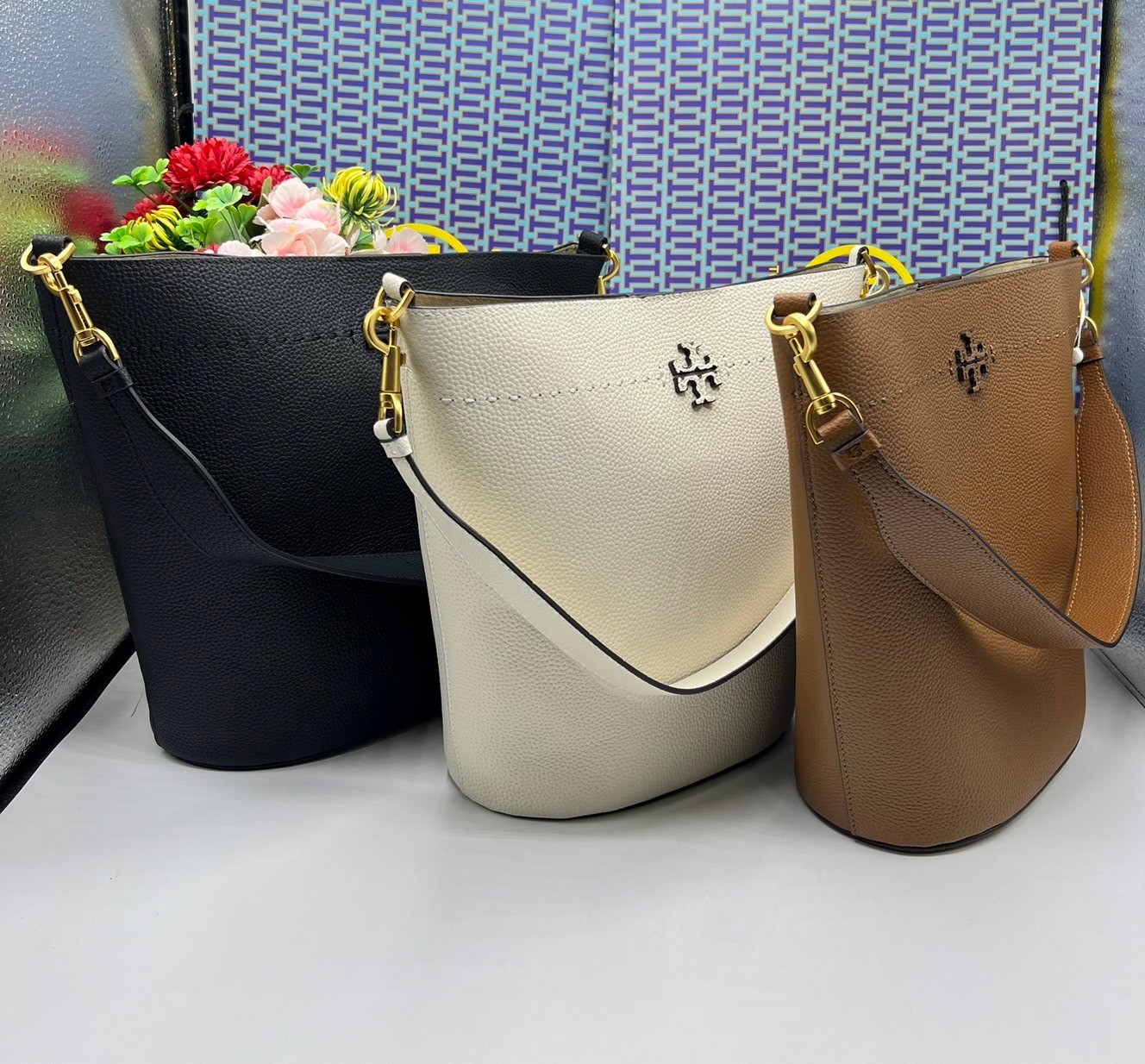Tory Burch McGraw Bucket bag / Tory Burch Mcgraw Double T Logo Plaque Bucket Bag พร้อมส่ง 4 สี กระเป๋าสะพายหรือถือคล้องแขนทรงถัง จุของได้เยอะใบนี้ตอบโจทย์ได้ดีมาก โทนสีเรียบง่าย แฝงไปด้วยความดูดี สุขุมและเป็นผู้ใหญ่