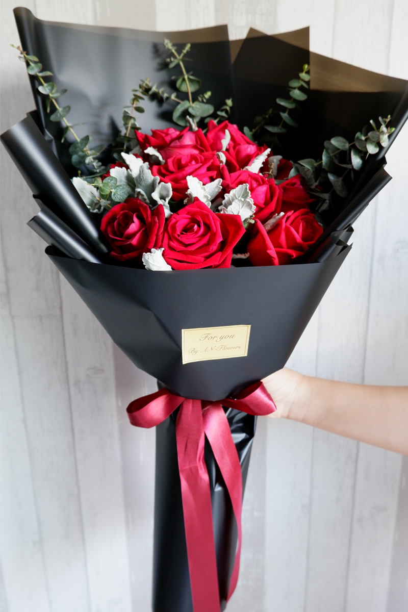 ช่อดอกไม้ ช่อกุหลาบแดงห่อช่อสีดำ