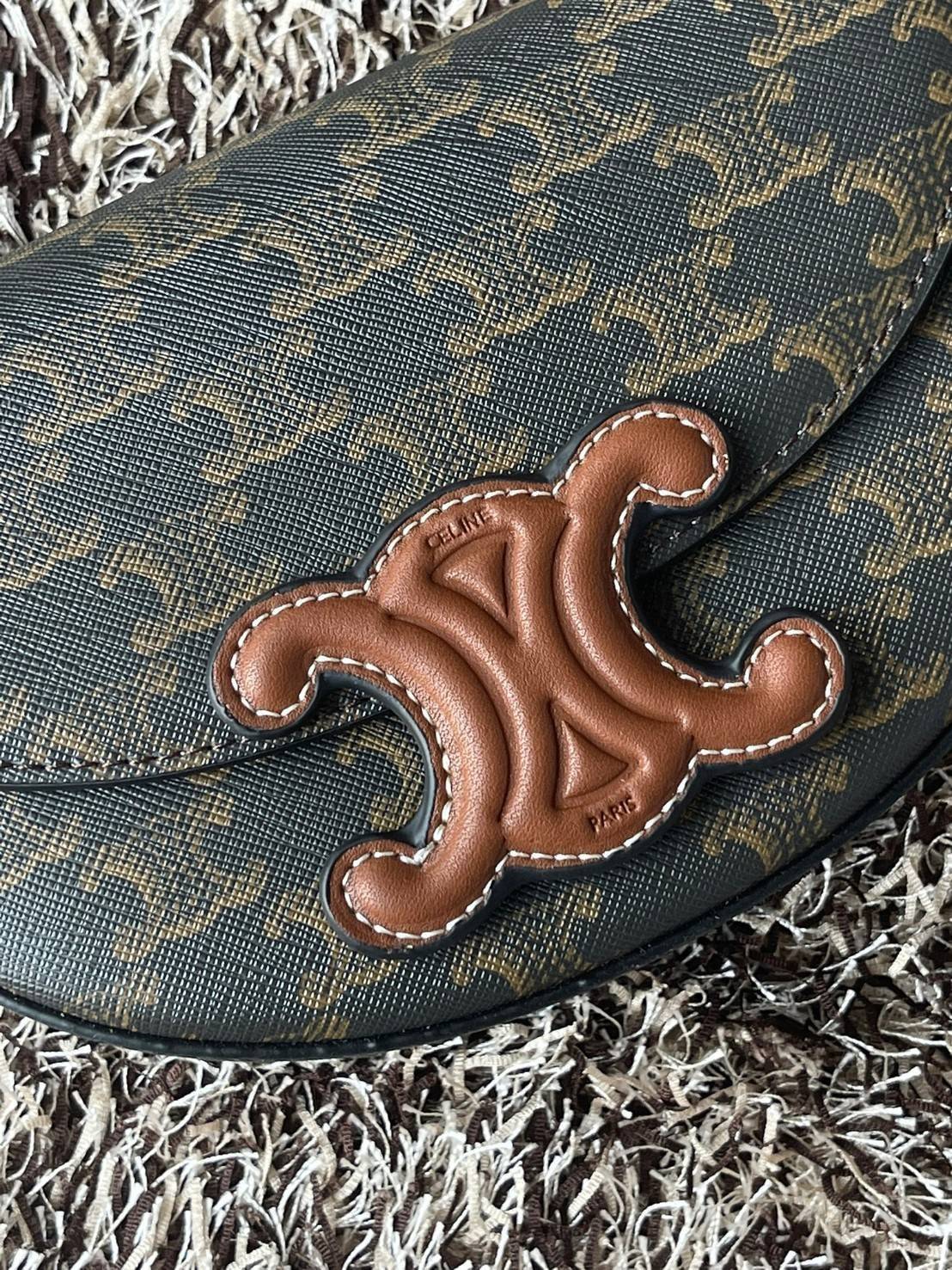 CELINE BESACE CUIR TRIOMPHE IN SMOOTH กระเป๋ารุ่นนี้นำเสนอในรูปทรงฮาล์ฟมูนที่ตอนนี้กำลังงมาแรง เปิดด้วยกระดุมแป๊กเพื่อเผยให้เห็นช่องภายในที่กว้างขวางและกระเป๋าด้านในแบบแบน คุณสมบัติที่โดดเด่นอีกอย่างของกระเป๋าอยู่ที่โลโก้ขนาดใหญ่ รูปทรงสะดุดตา สามารถสะพาย