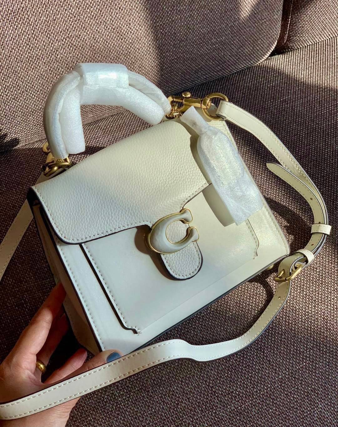 COACH TABBY TOP HANDLE 20 พร้อมส่งที่ไทยค่ะ! กระเป๋าหิ้ว//สะพายข้างได้ หนังแท้อย่างดี กหนึ่งใบทำหนังสองลายได้อย่างสวยงาม พร้อมโลโก้รุ่นใหม่ล่าสุดดูดีมากๆค่ะ เปิดปิดกระเป๋าแบบกดล็อค ภายในมีช่องหลักสองช่อง ใส่มือถือได้ทุกรุ่น;กระเป๋าเงินใบกลางได้;ของจำเป็นจ