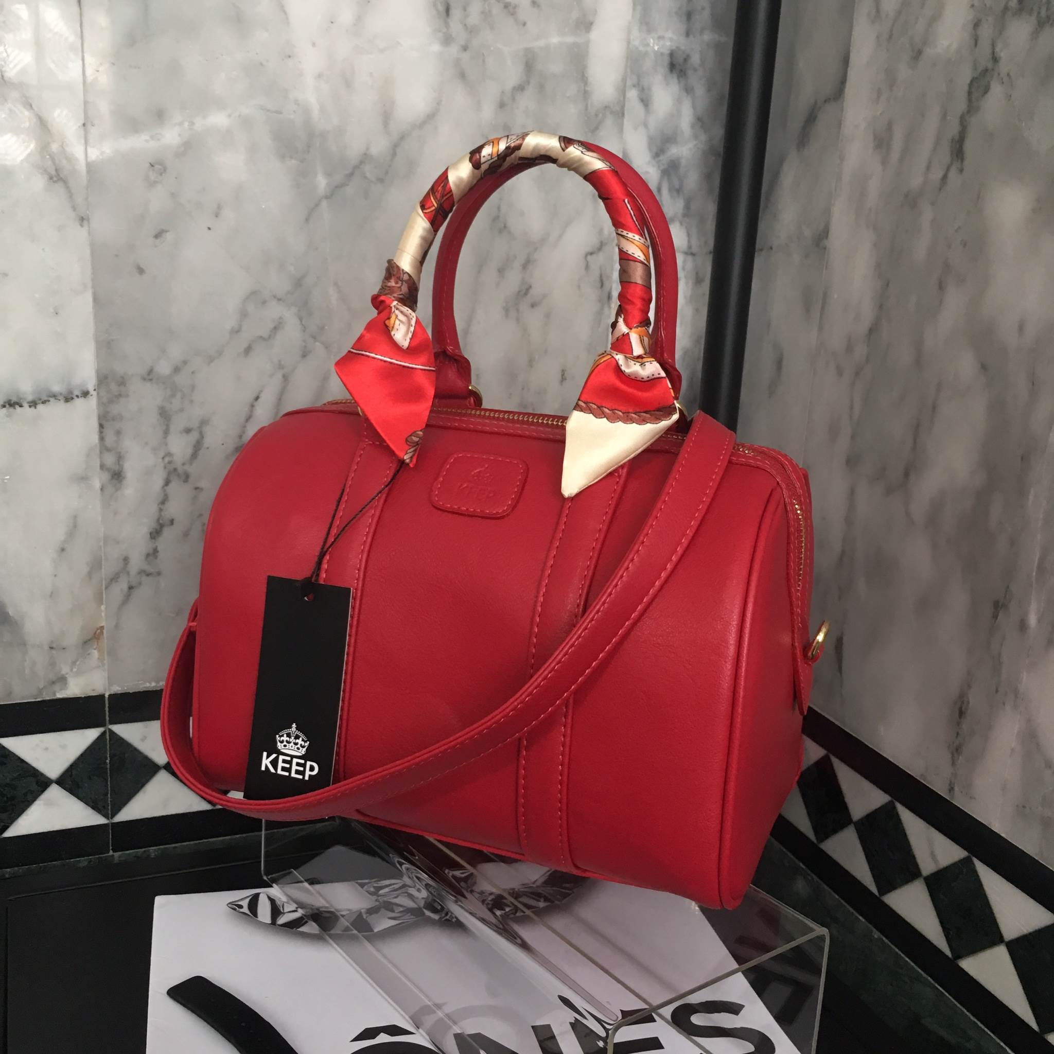 รุ่นใหม่ล่าสุด หนังแกะสวยมากคะ สีเข้าใหม่ >> REDRED รุ่น KEEP sheep leather Pillow bag สวย น่ารัก ขนาดตอบทุกโจทย์การใช้งาน เห็นแล้ว #หลงรักเลยคะ ตัวกระเป๋าขนาดกำลังดี จุของคุ้ม หนังแกะ สวยมาก ดูแลรักษาง่าย ประดับด้วยผ้าพันหูกระเป๋า ทำให้กระเป๋าเก๋ ข