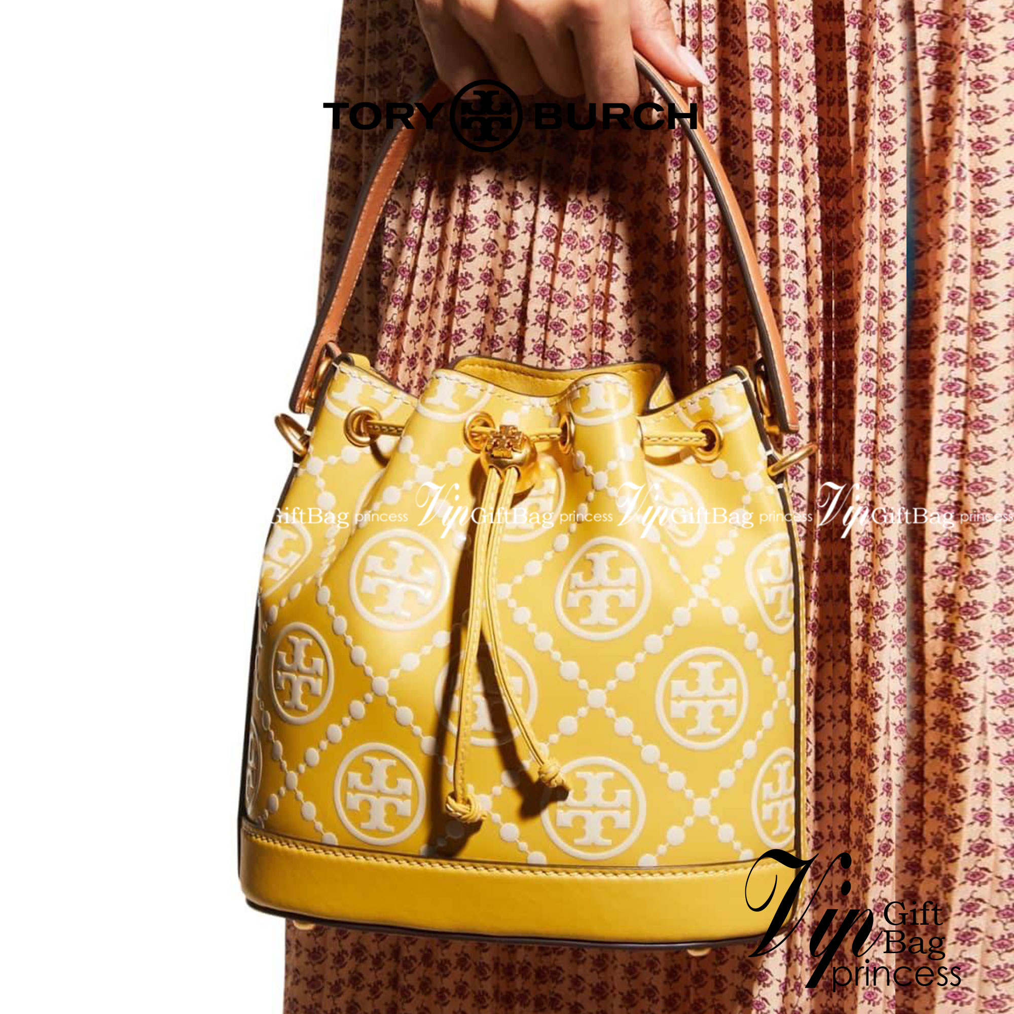 Medium : Tory Burch T Monogram Embossed Bucket Bag กระเป๋าถือหรือสะพายไหล่ ประดับด้วยลวดลายอันเป็นสัญลักษณ์ของแบรนด์ ถูกประดิษขึ้นด้วยความพิถีพิถันวัสดุหนังอย่างดี ด้านในบุด้วยหนังไมโครซูแอคเนื้อนุ่มทำความสะอาดง่าย กระเป๋าผ่าหลังด้านนอก1ช่อง ด้านใน 1ช่อง 