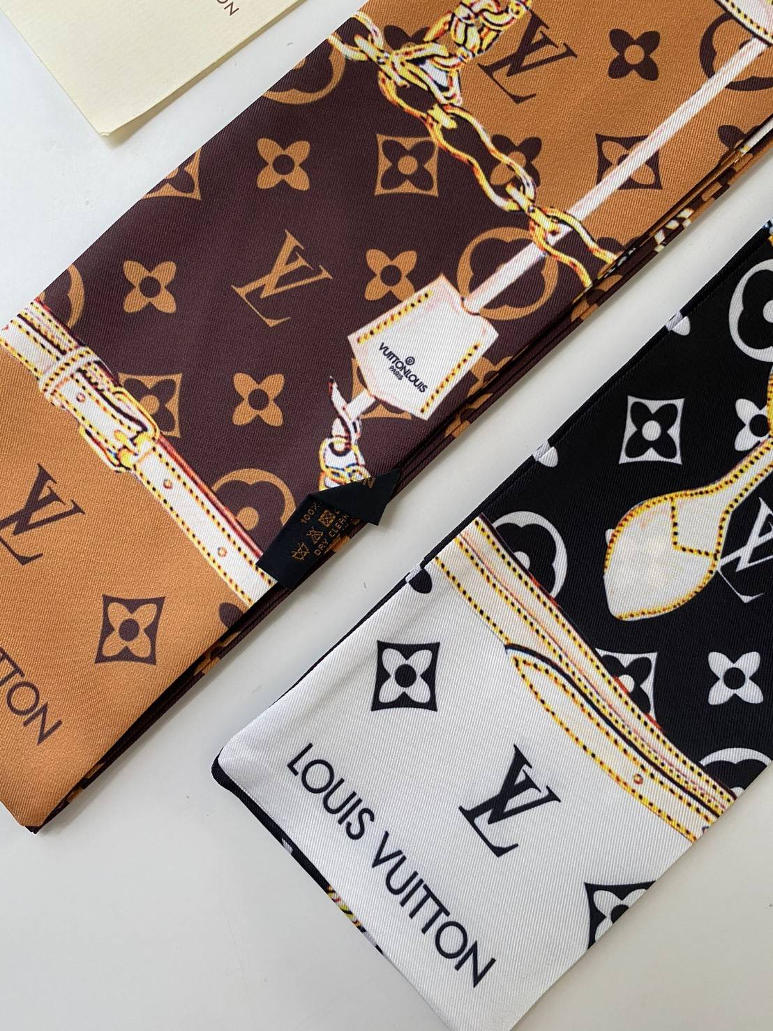 พรีเมี่ยมกิ๊ฟแท้ 100% 】พร้อมส่งที่ไทยที่นี่ที่เดียว CHANEL & LOUIS VUITTON TWILLY SCARF SILK ใช้งานได้อเนกประสงค์ หลากหลายตามไอเดีย