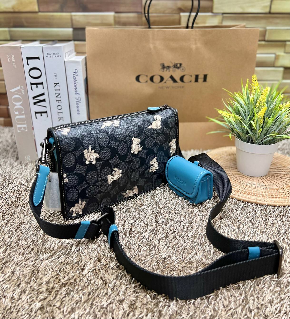 Coach Heritage Convertible Crossbody In Signature Canvas With Creature Print ((cc131)) 🐶 น่ารักขนาดนี้ ห้ามใจไม่ไหวเลยจ้า พร้อมส่ง! ยังไม่เข้าไทย ใหม่ก่อนใครค่ะ! หญิงก็ได้ชายก็ดี สำหรับรุ่นนี้ หนังแท้นิ่ม((หนังไม่แข็งทื่อๆ)) 🌟ทั้งใบปริ้นลา
