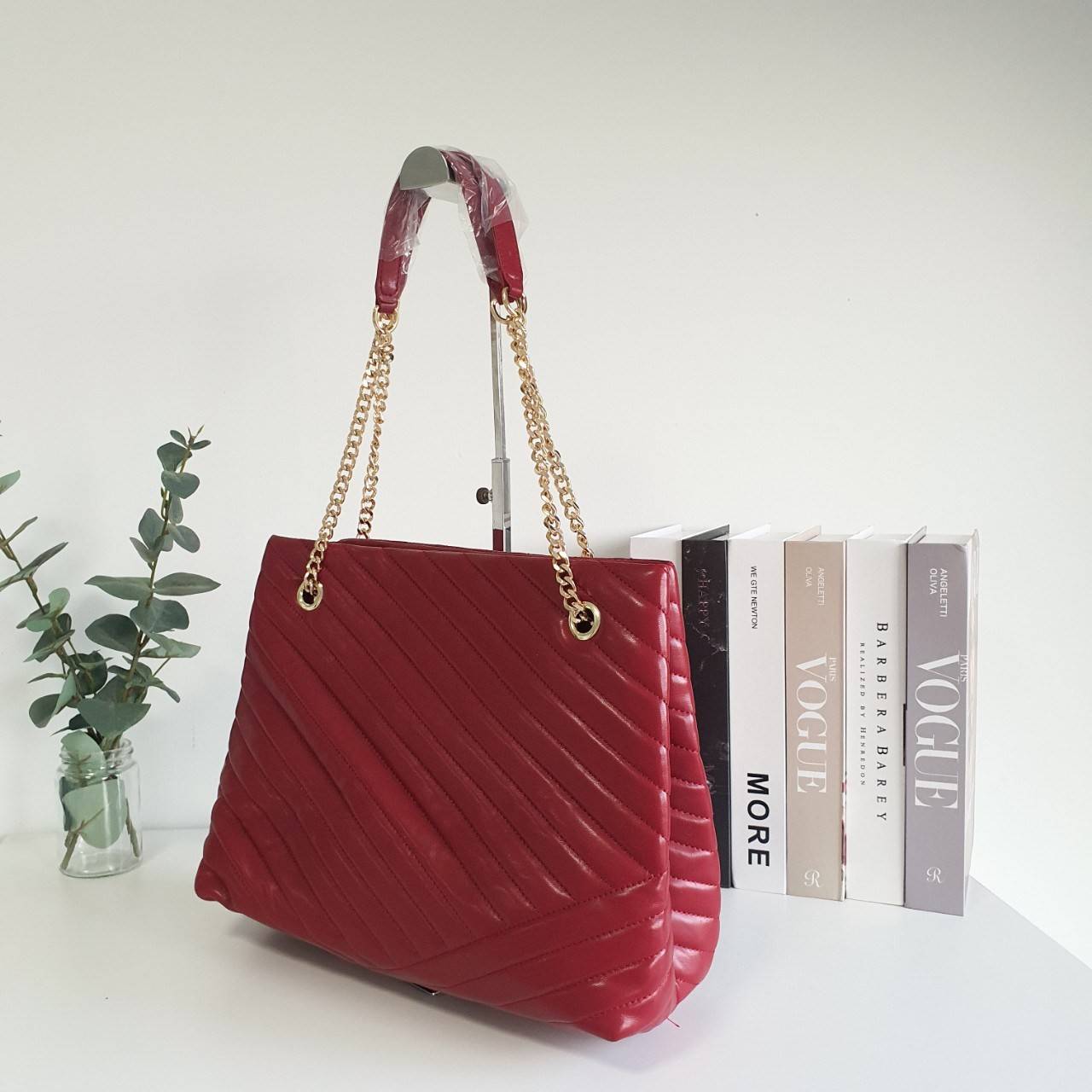 Tory Burch Kira chevron tote bag กระเป๋าทรง Tote สุดหรู ใบใหญ่ จุของได้เพียบ! วัสดุหนังแท้(Geniune Leather) หนังนิ่ม นุ่มมือมากกก มาพร้อมสายสะพายไหล่ต่อโซ่สลับหนัง อะไหล่ทองทั้งใบ ด้านข้างมีกระเป๋าเพิ่มทรงได้ ด้านในเปิดปิดด้วยกระดุมแม่เหล็ก มีช่องแบ่งใส่ข