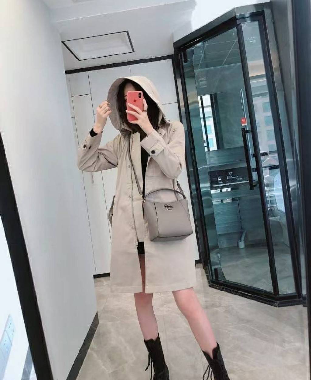 คอลเลคชั่นขายดี มากี่รอบๆ ก็หมดไวทุกรอบ!! TORY BURCH MCGRAW MINI BUCKET BAG กระเป๋าสะพาย และ ถือ คล้องแขน ทรงถัง สะพายได้ 2 ทรง ผลิตจากหนังแท้ หนังลูกวัว หนังนุ่ม หนังหอม น้ำหนักเบามากกก!! หนังลื่น นิ่มสวยมากๆ!! ด้านหน้าประดับโลโก้แบรนด์ ภายในโล่งกว้าง มี