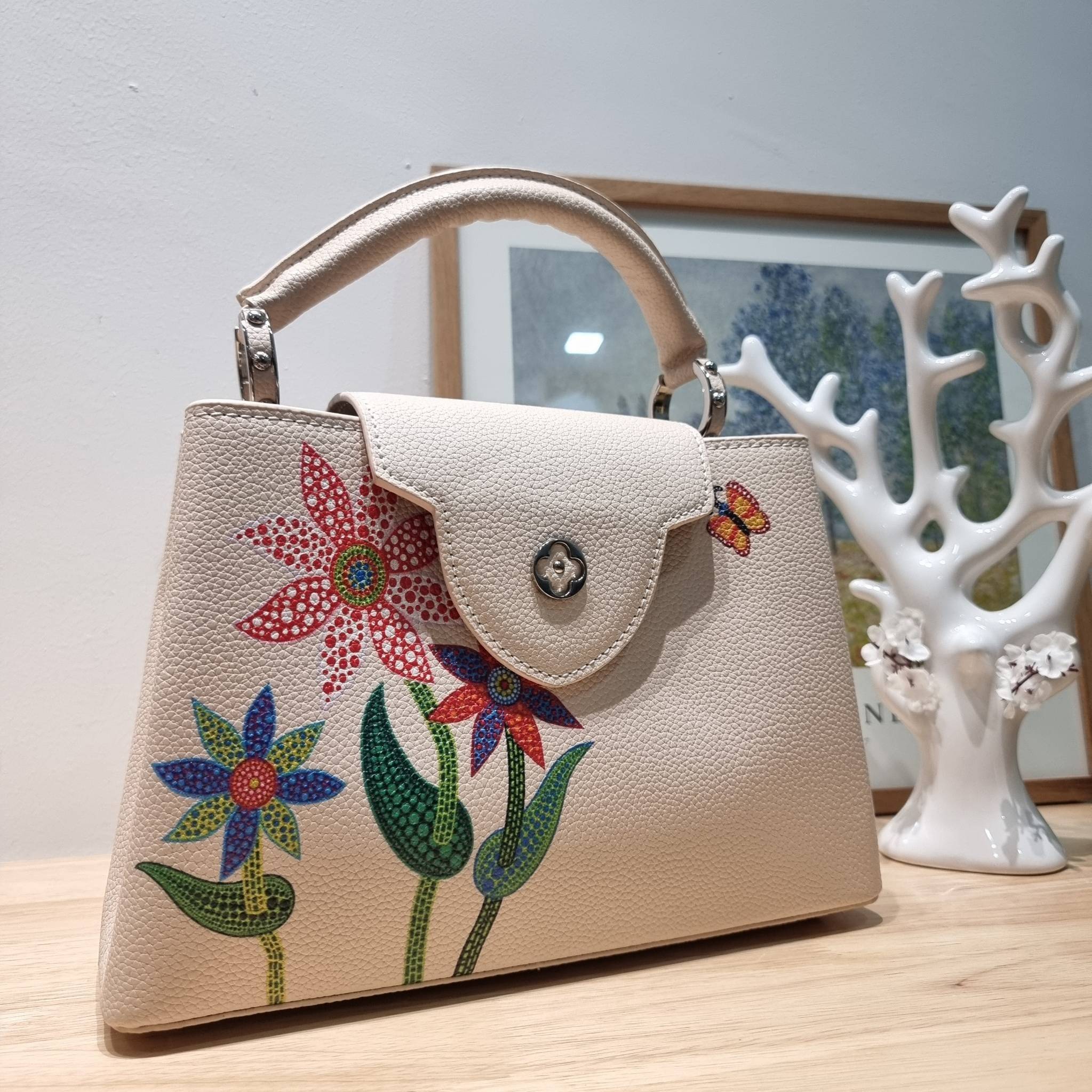 LV x YK Capucines BB / LV Bag พร้อมส่ง กระเป๋าถือสุดหรู ดีไซน์ทรงคลาสสิค ดีงามม้ากกกก!! มาพร้อมหูจับในตัว ด้วยรูปทรงวินเทจ งานปั้มสวยเป๊ะปังตามรูป