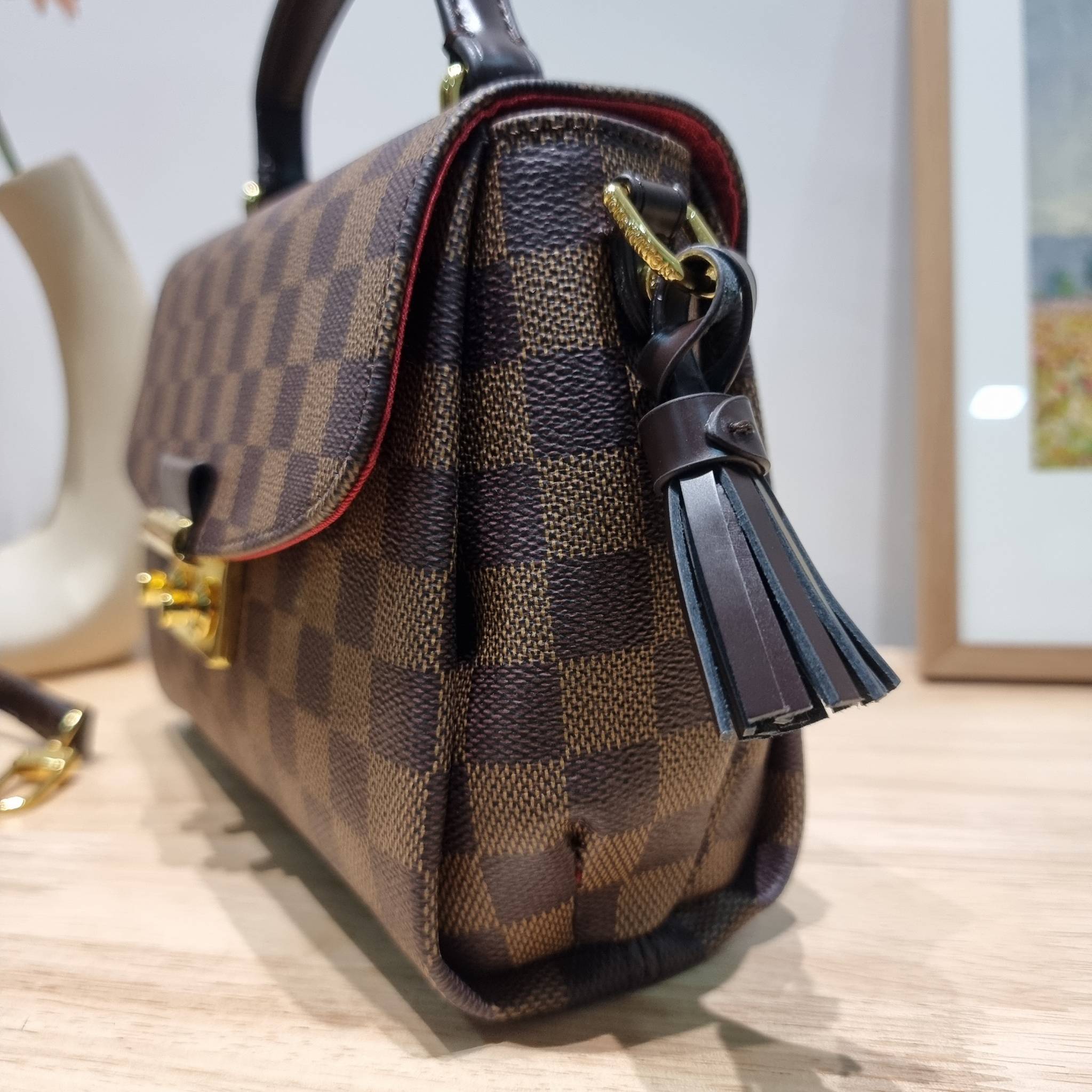 LV CROISETTE CROSSBODY BAG ให้สาวๆได้สวย ในราคาจับต้องได้ กับกระเป๋าสะพายข้าง ดีไซน์ลวดลายตารางเอกลักษณ์ คลาสสิคแต่ดูผู้ดี วัสดุหนังแคนวาส เปิด-ปิดด้วยตัวล็อคแน่นหนา ภายในโล่งกว้าง ใส่ของสำคัญได้ครบถ้วน สายสะพายถอดออกได้ ปรับได้ มีหูจับในตัว ถือเก๋ๆ หรือจ