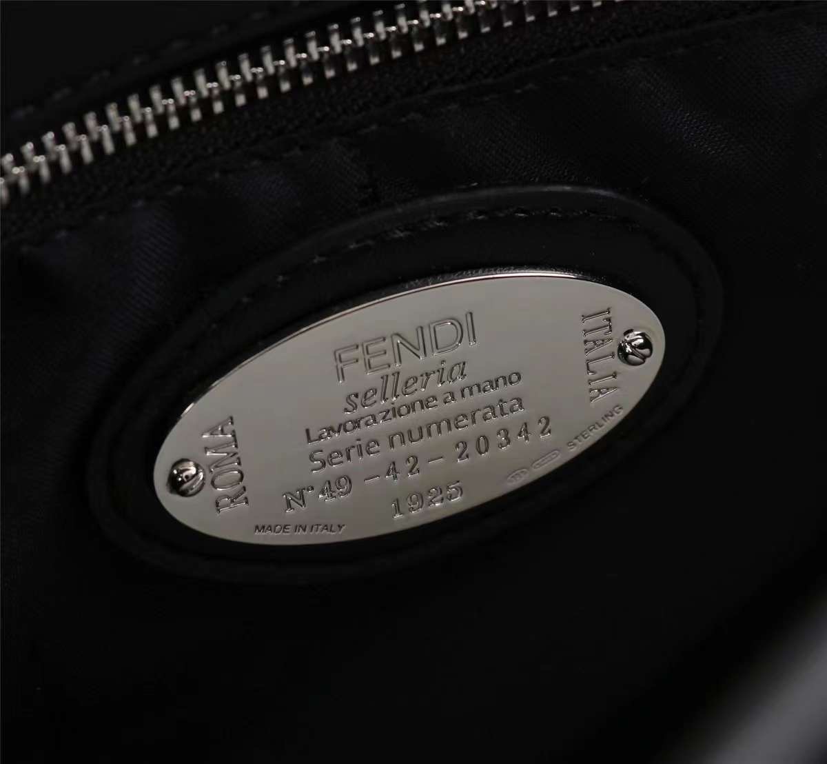 FENDI Monster Bag 36cm เกรดเทพออริจินอล กระเป๋ายอดนิยมของแบรนด์ ดีไซน์สวยเรียบหรูแฝงด้วยความเก๋ สามารถสะพายหรือถือ เหมาะสมกับวัยรุ่น สะดวกในการพกพาไม่ว่าสาว ๆ จะไปเที่ยวต่างจังหวัด ต่างประเทศหรือแม้กระทั่งทำกิจกรรมแอดเวนเจอร์ต่าง ๆ ก็ไม่ทำให้เกะกะแต่อย่าง