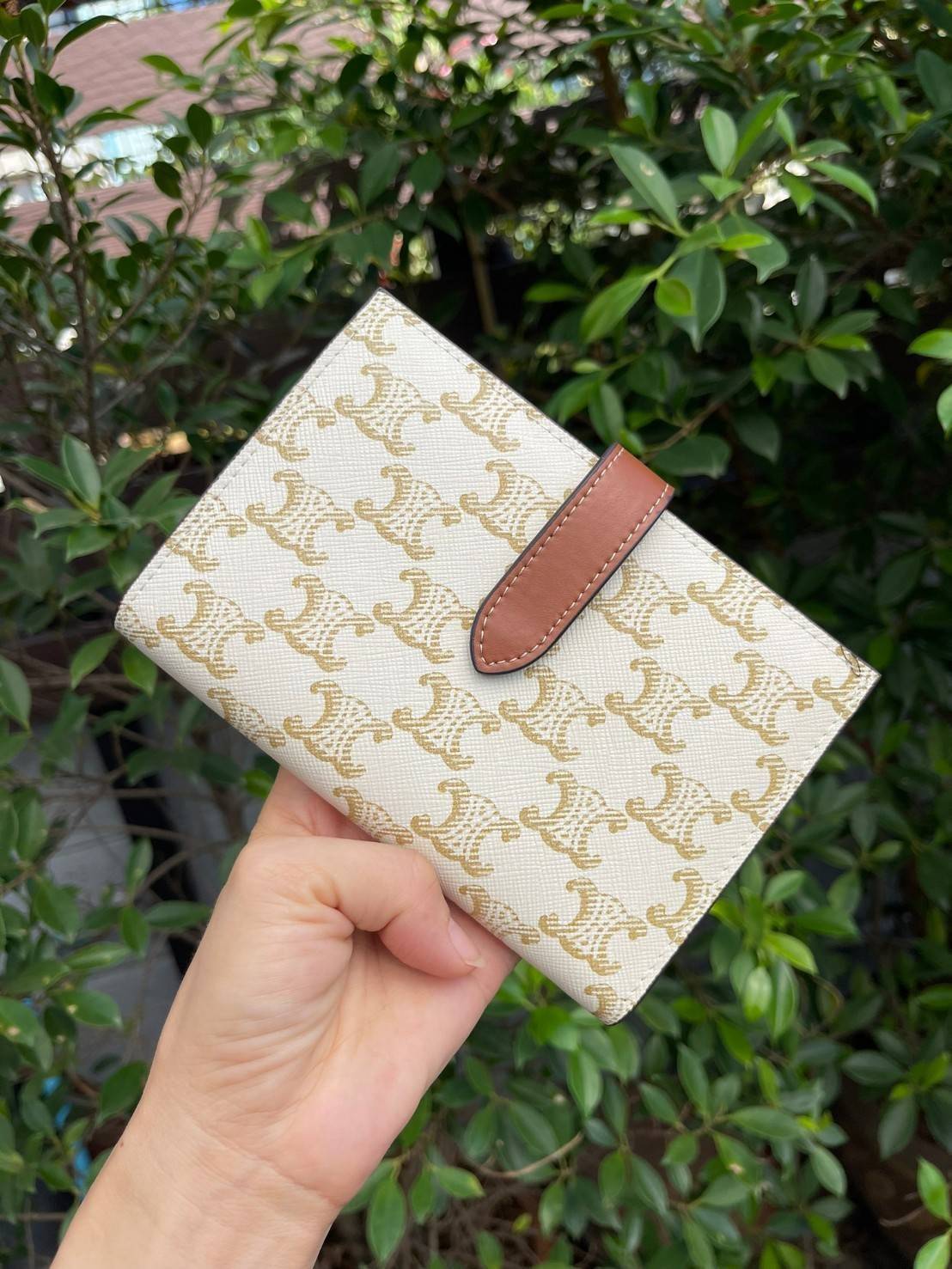 CELINE MEDIUM STRAP WALLET IN TRIOMPHE CANVAS กระเป๋าสตางค์ขนาดกลาง ถือแล้วจะให้ความรู้สึกที่คล้ายกับกระเป๋าคลัทช์ ดีไซน์ทันสมัยให้ใช้งานได้แบบครบครัน เป็นกระเป๋าสตางค์ ที่มีช่องสำหรับใส่ ธนบัตร เหรียญ และบัตรต่าง ๆ ใช้งานแบบ2ด้าน มีลวดลายTriomp ที่เป็นซิ