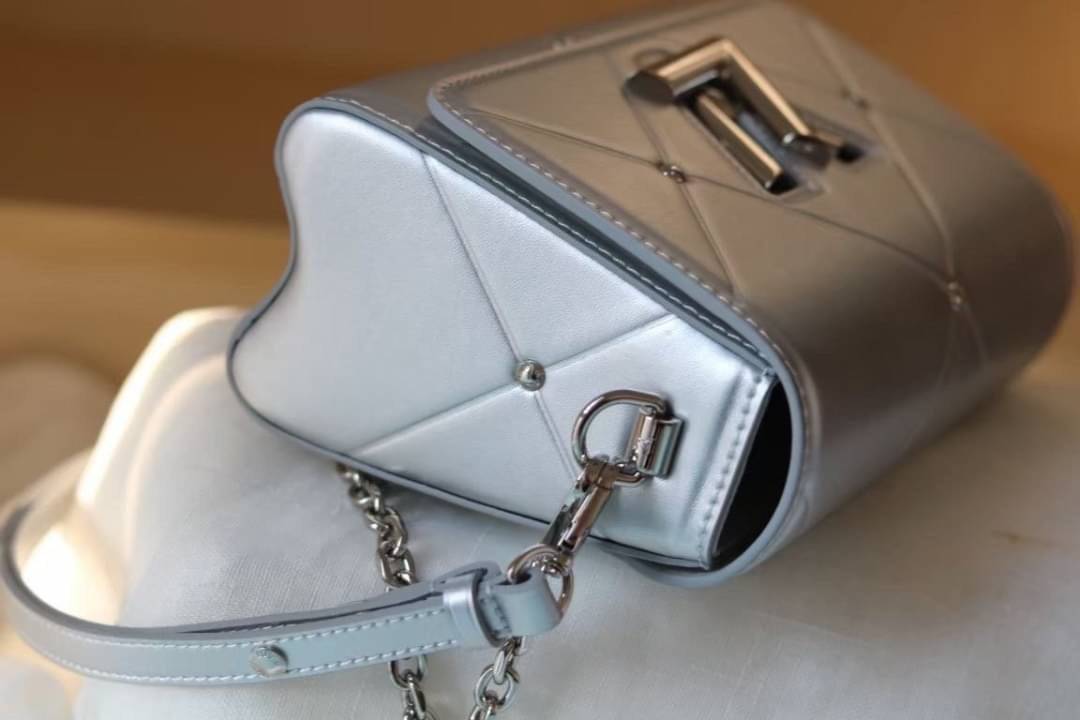 หนังแท้ LOUIS VUITTON Epi Twist Shoulder Bag MM พร้อมส่งที่ไทย เกรดออรินอลงานหนังแท้ทั้งใบ ภาพสินค้าถ่ายจากงานขายจริง ใช้งานต่างประเทศได้