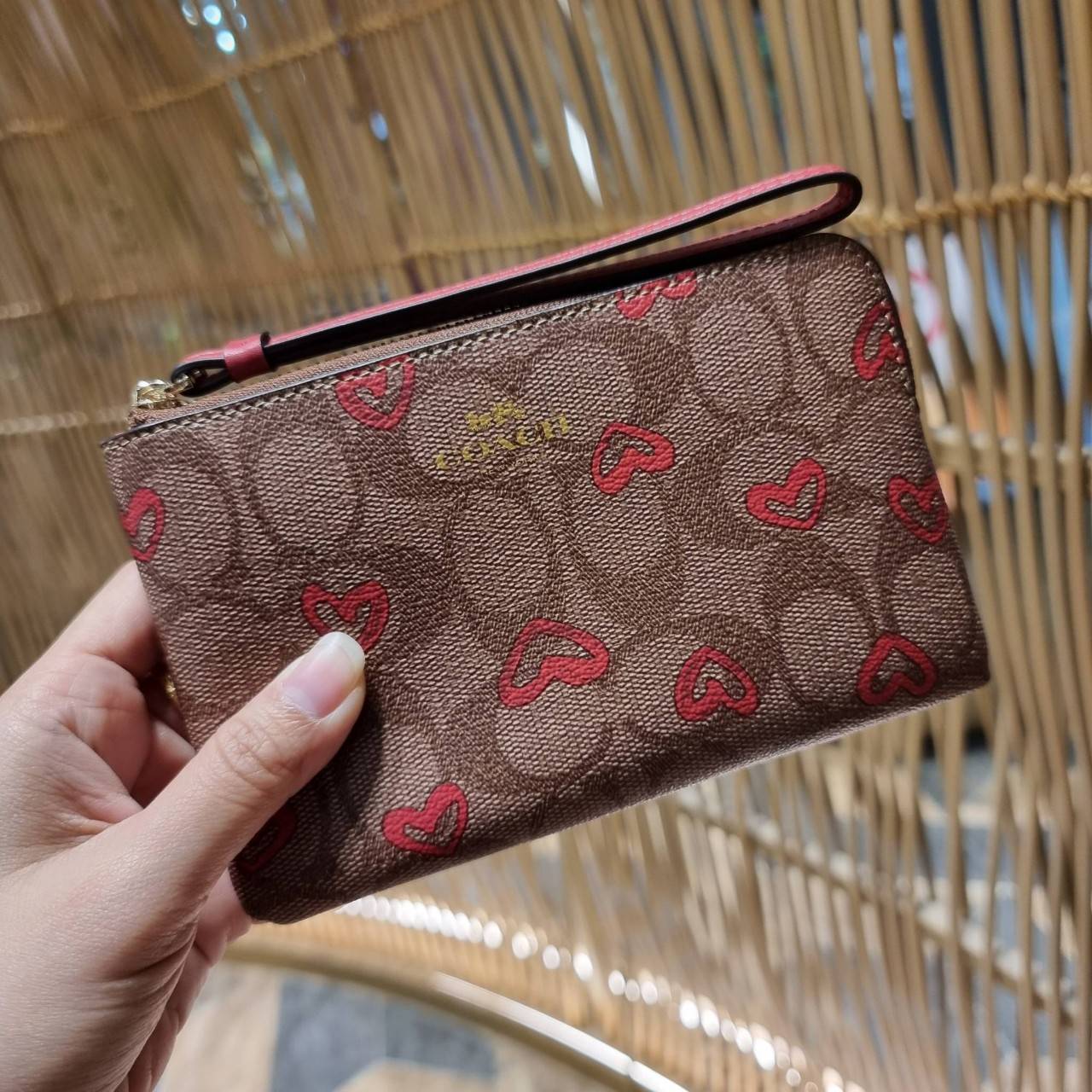 COACH 2972 CORNER ZIP WRISTLET IN SIGNATURE CANVAS WITH BUTTERFLY PRINT มาแล้วจ้า ไอเท็มสุดปัง!! ฮิตไม่เลิก!! พร้อมลวดลายสุดคิ้วท์ น่ารักน่าใช้ขึ้นไปอีก กระเป๋าคล้องมือ ขนาดเหมาะพกพา วัสดุหนังแคนวาส ภายในเป็นช่องโล่ง ใส่ธนบัตร หรือใส่บัตร ใส่เหรียญ ได้หมด