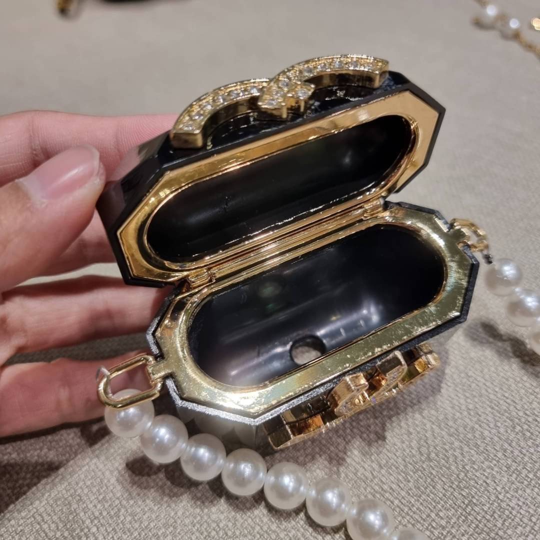 VIP 🥂 เซ็ทคือที่สุดของความคุ้ม EXCLUSIVE MIX ITEM!! CHANEL GIFT BOX SET กลับมาอีกครั้งกับไอเท็มสุดหรูชวนให้สะสม สุดยอดของรุ่นยอดฮิตพร้อมเสิร์ฟครบชุด สุดคุ้ม มาพร้อมกระเป๋าสะพายถึง 2 ใบ คอลเลคชั่นของมันต้องมี ทั้งตัวคลาสสิคและ vanity และสุดยอดของหา