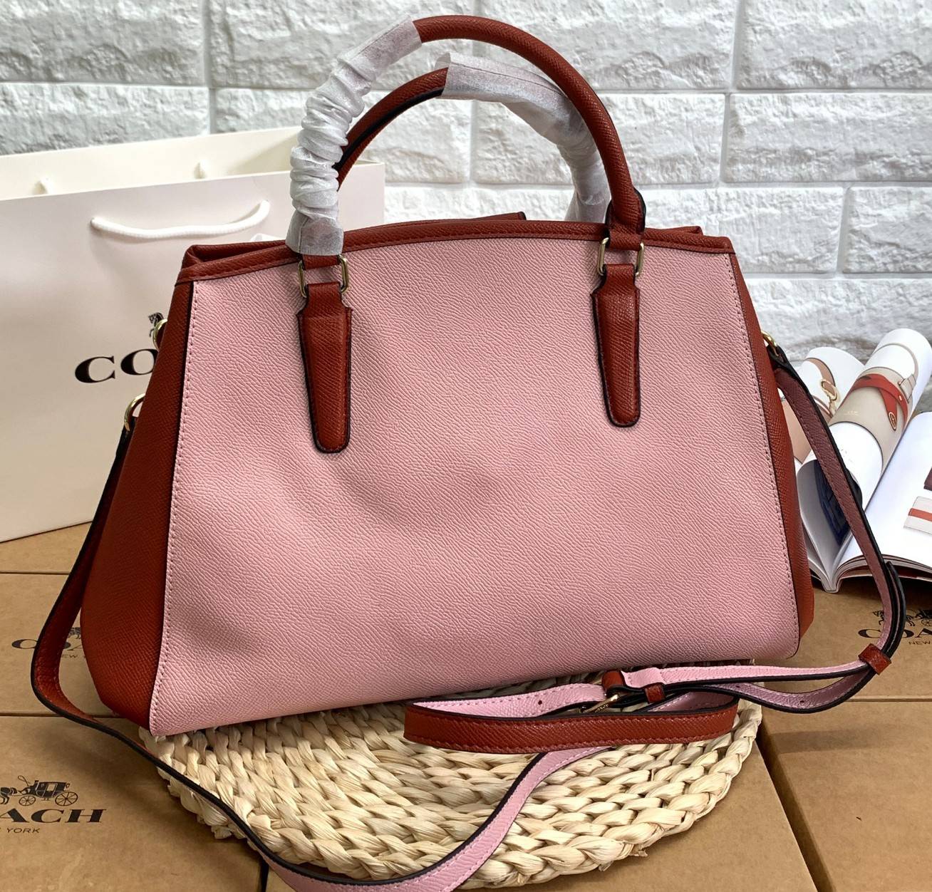 COACH HANDBAG//SHOULDER BAG ((28470)) กระเป๋าหิ้ว//สะพายไหล่ วัสดุหนังแท้ หนังนิ่ม น้ำหนักเบา ใบใหญ่กำลังดีค่ะ ปากกระเป๋าเป็นแบบกระดุมแม่เหล็ก ภายในมี2ช่องใหญ่ ค่อนข้างกว้าง ใส่ของได้ครบเลยทีเดียวค่ะ มีเป็นช่องซิปกลางหนึ่งช่อง และช่องใส่ของจุกจิกได้อีก3ช่